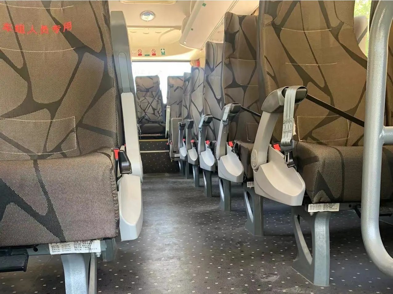Used Coach Bus Weichai Engine 34 Seats 2018 Year Golden Color 8 Meters 2nd Hand Kinglong XMQ6802
