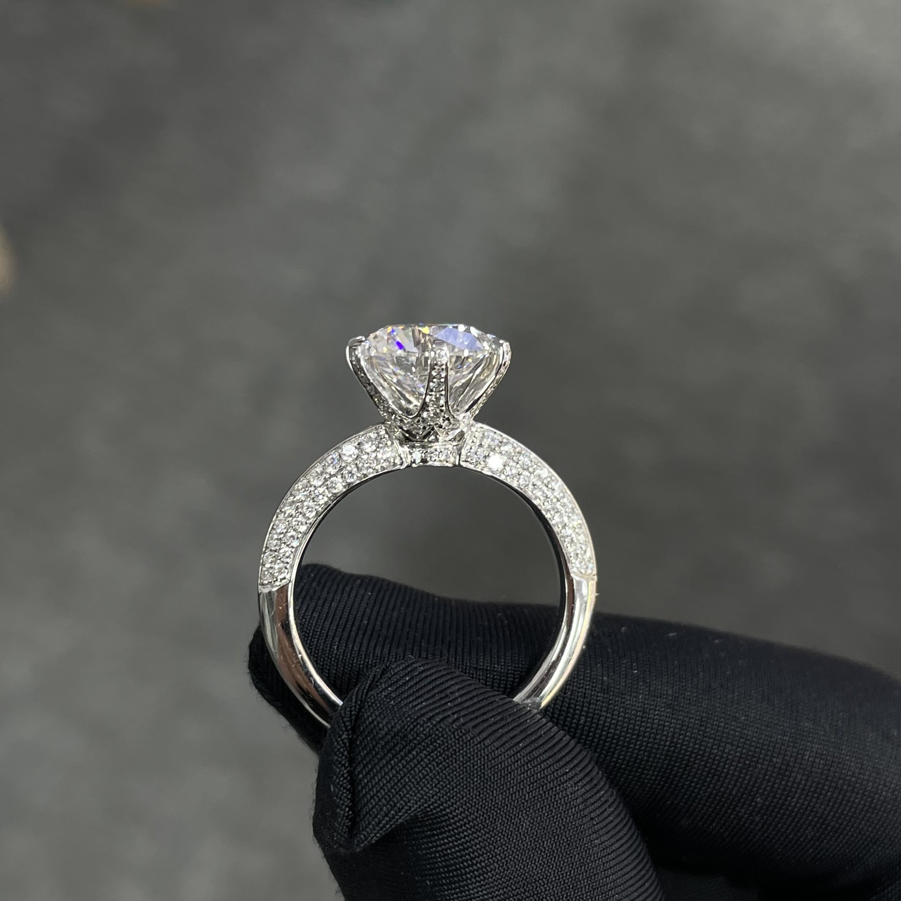Lab Grown Diamond Rings 3.01ct CVD White F VS2 Half Of Country Style Round