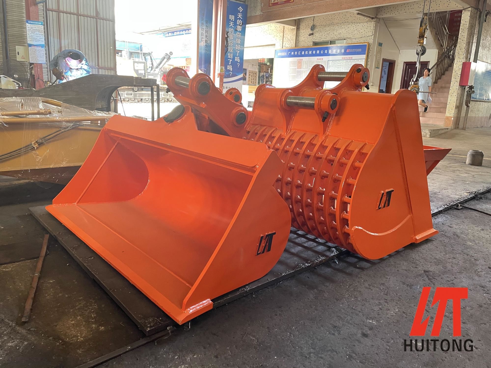 HUITONG Excavator Attachment Tilt Bucket Excavator Mud Tilting Ditching Bucket 10 20 Ton Tilt Bucket