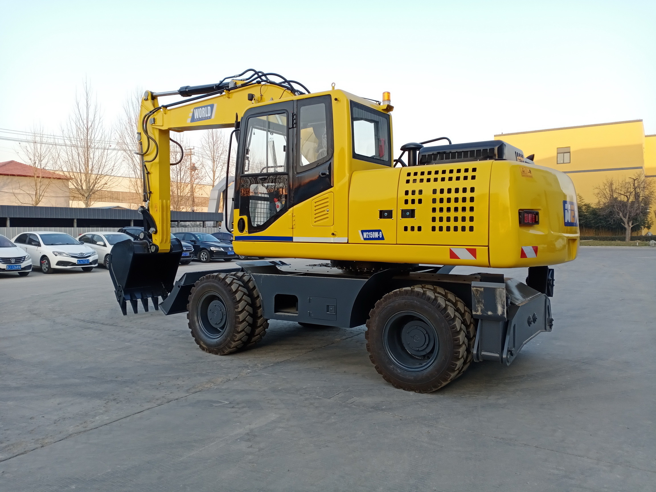 Versatile Small Wheeled Excavator With 252L Fuel Tank Capacity For Various Operations