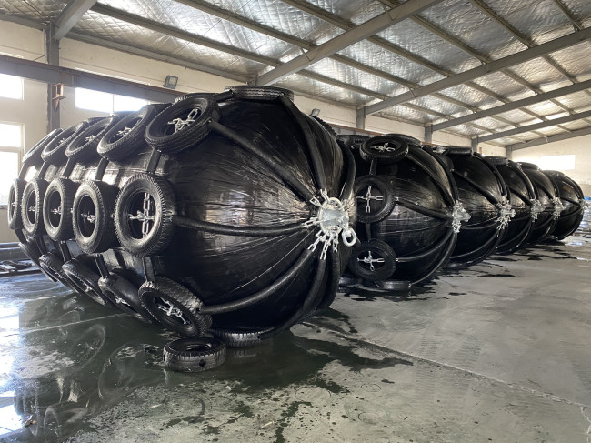 Natural Nylon Pneumatic Rubber Fender Oil Tanker Protection Yokohama Fender Sizes