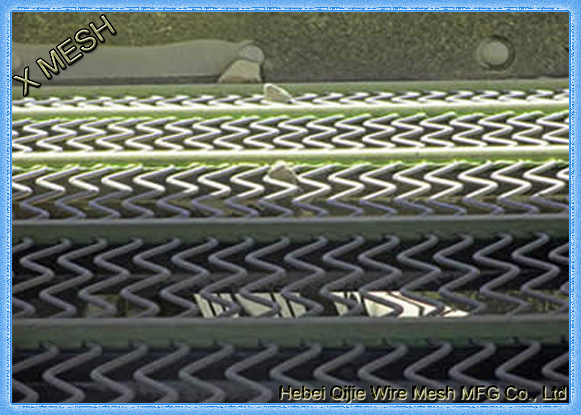 H mesh of self-cleaning screen mesh is installed on the vibrating screen and several stones on it.