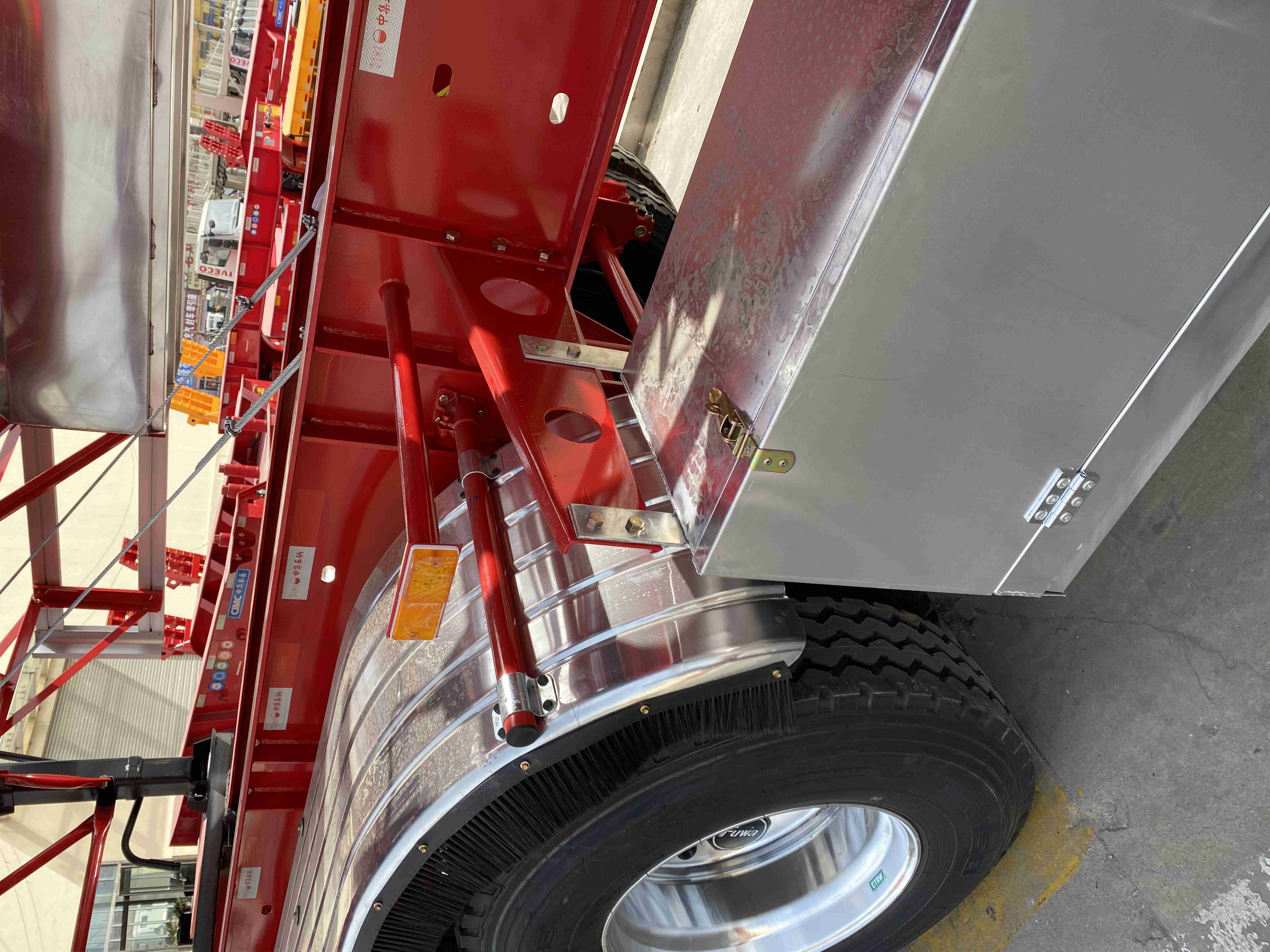 Maximum Load Capacity of 50T Truck Trailer's Semi-Trailer for Container Transport