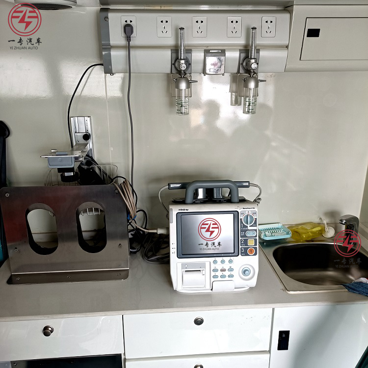 Diesel 4x2 Ambulance ICU Emergency Car Rehabilitation Vehicle with Medical Equipment