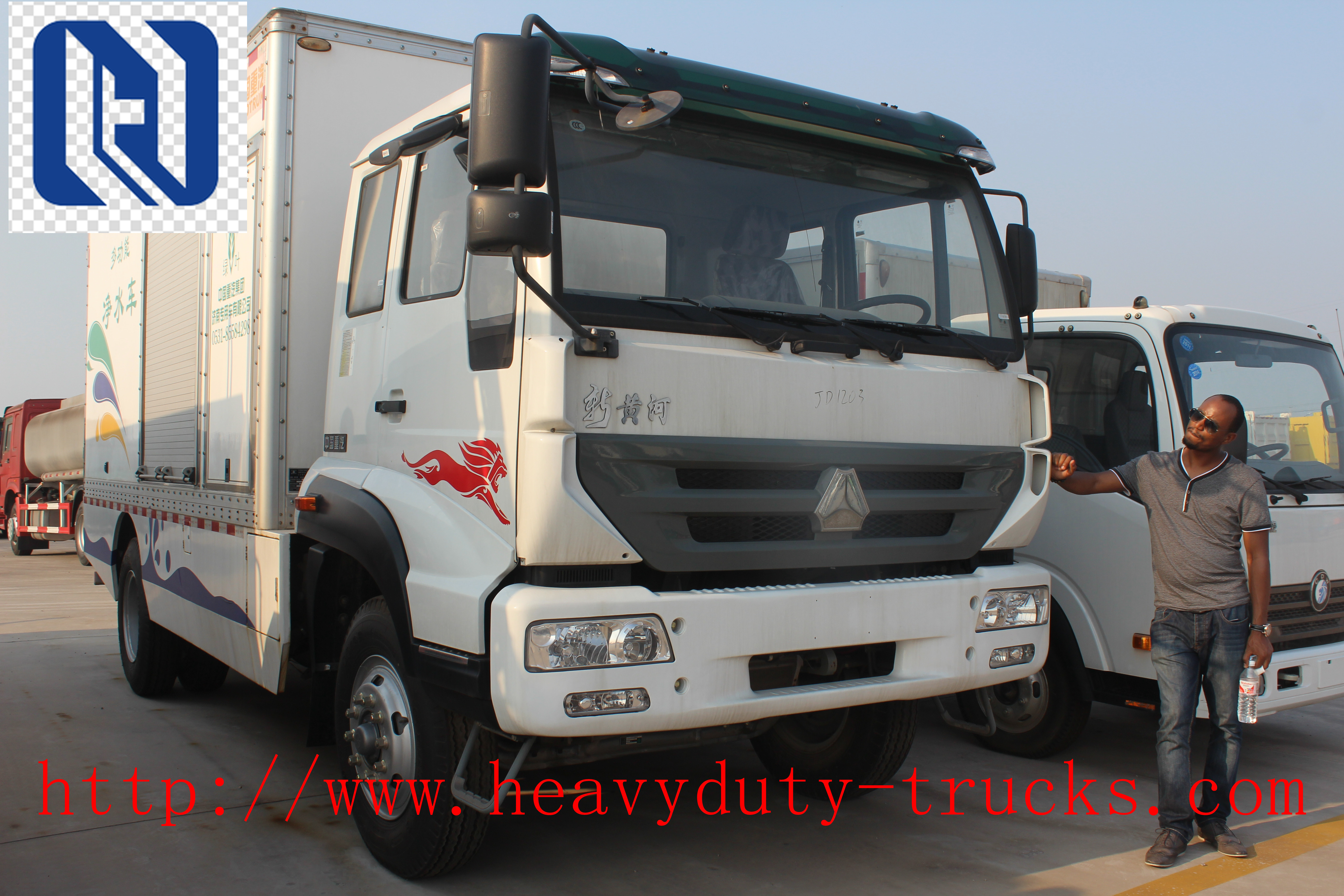 Sinotruk 4x2 Howo Light Duty Cargo Trucks / 3 Cabin 6000 - 8000 Liter Water Tank Truck