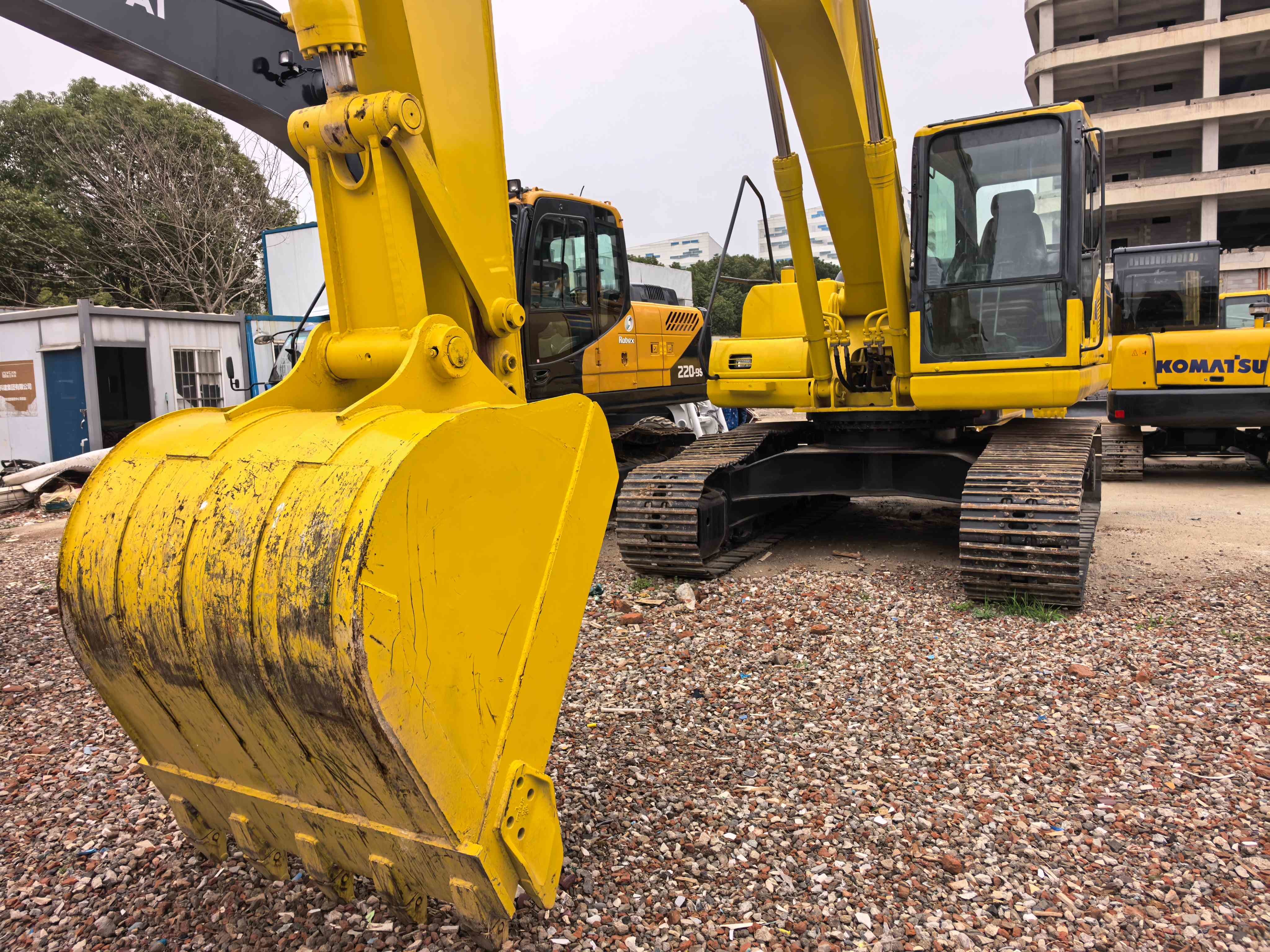 Used Komatsu Pc200 Japan 20ton Crawler Excavator High Efficiency Loader Cheap Earth Moving Construction Digging Machines