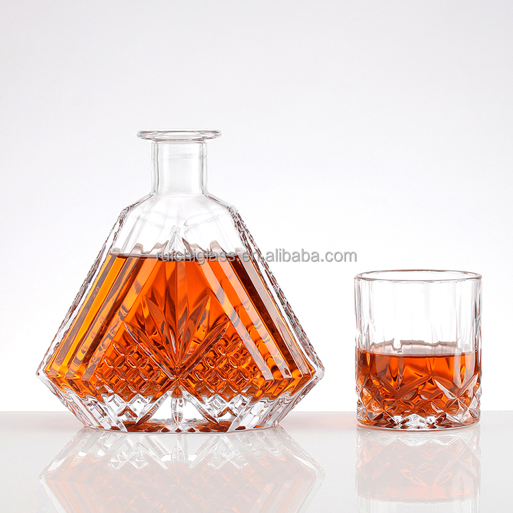 Customized Custom Make Classic Design Exquisite Emboss Square 70cl Liquor Glass Bottle