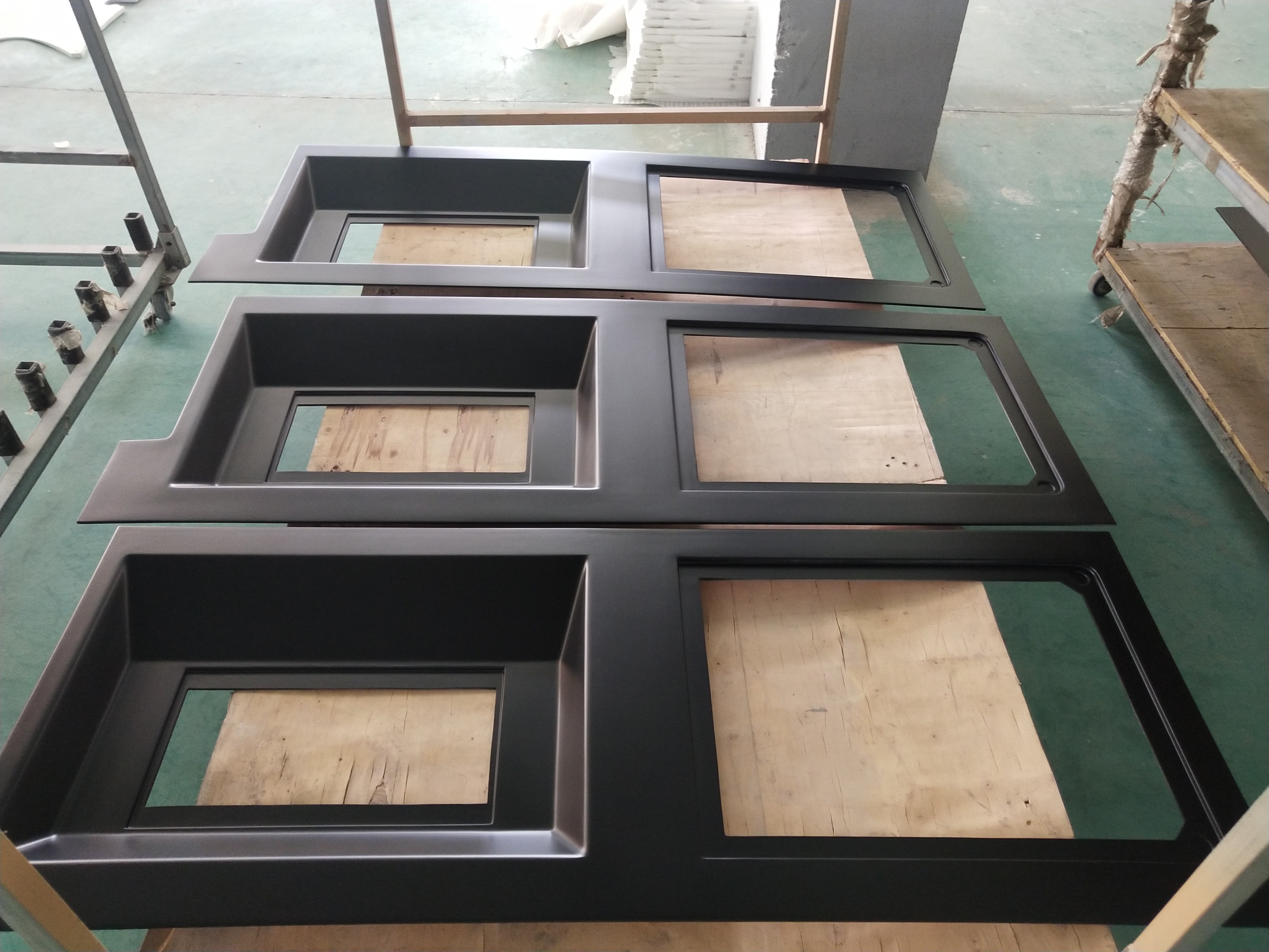 Black Color Fiberglass Bus Air Deflector Hood Assemblies Hand Lay Up RTM SMC