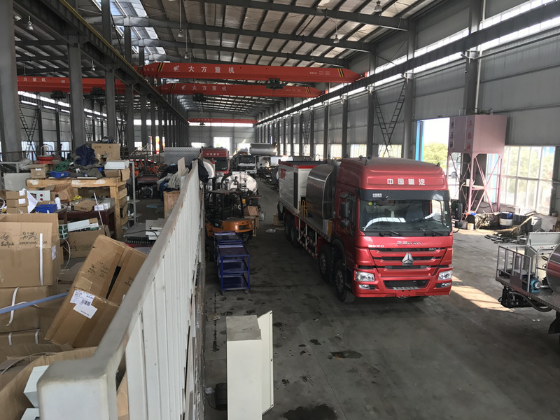 25000kg Sinotruck Howo Synchronous Chip Sealer Truck For Asphalt And Gravel Chips Spray