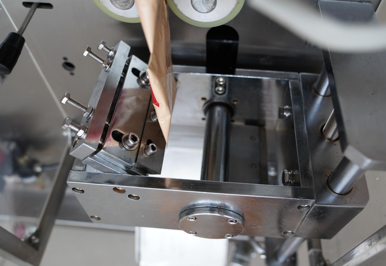 LC-220L Food Grade Stainless Steel 10ml Madonal Ketchup Automatic Filling And Packaging Machine