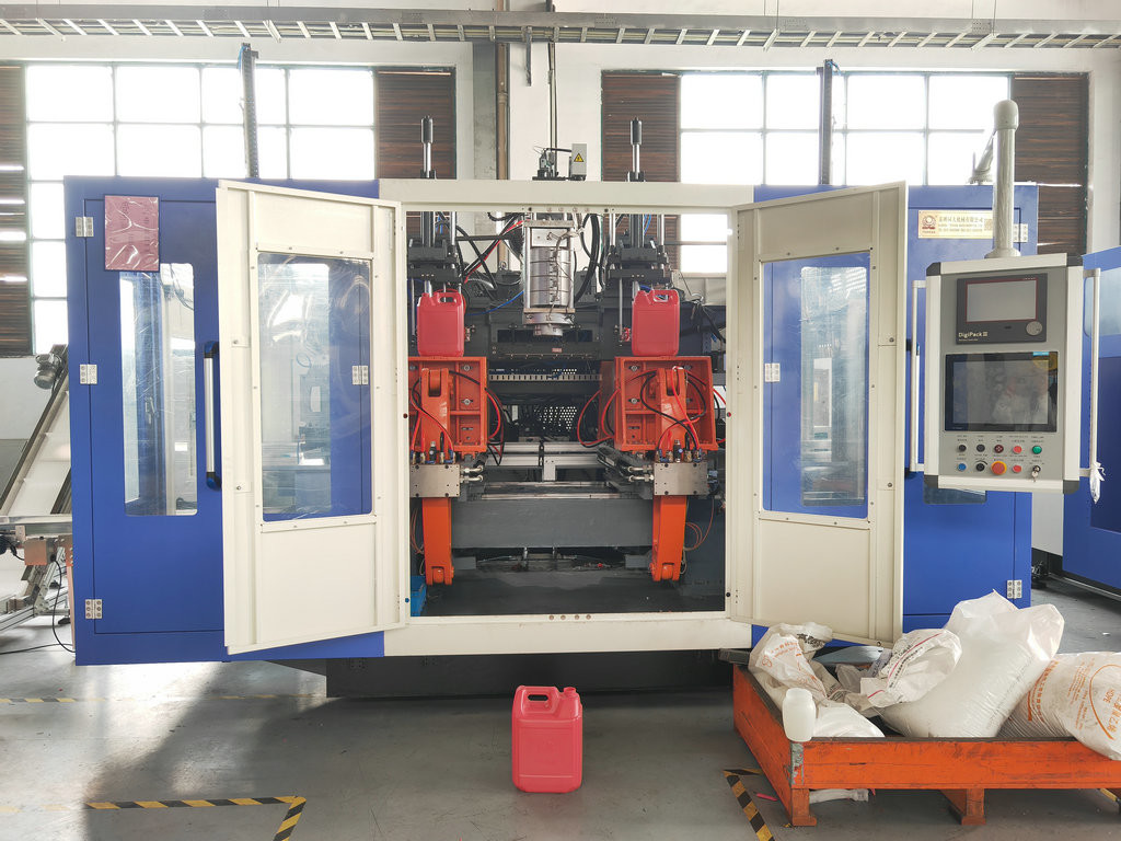 Plastic Hollow Blow Molding Equipment Automatic Jerry Can 25L Double Stations EBM