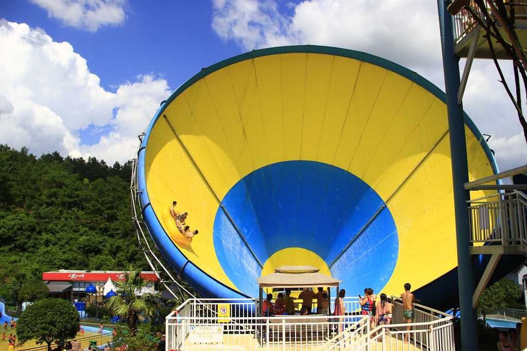 Blue Large Tornado Water Slide Games Ashland / DSM Resin For Water Park