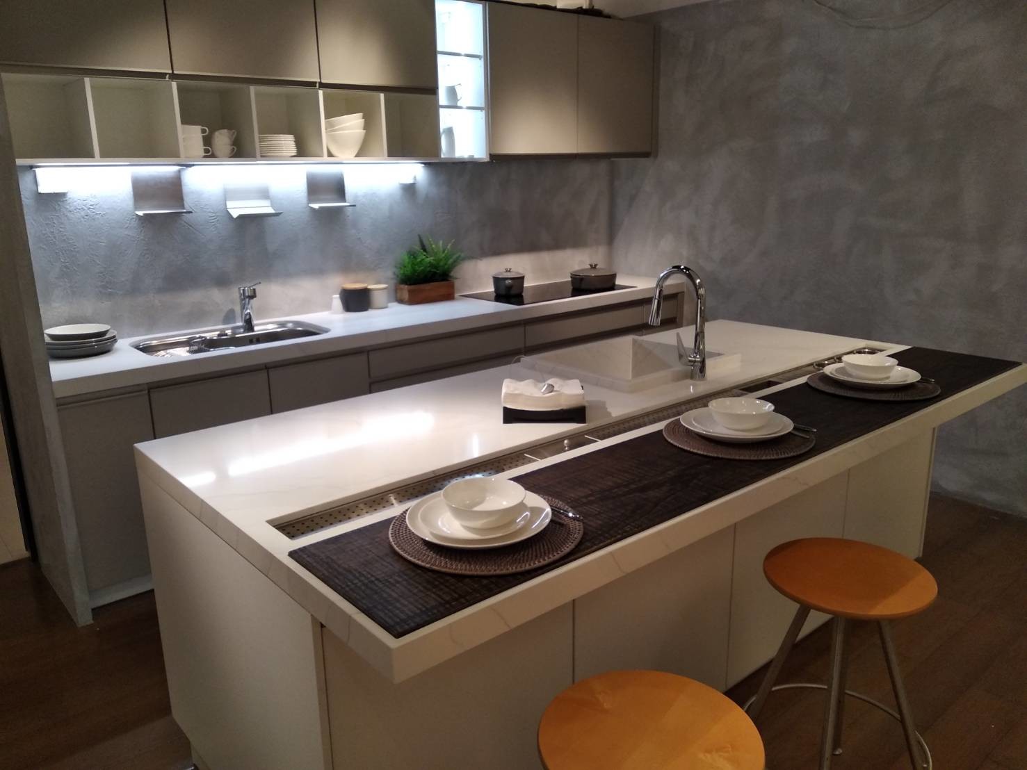 White Grey Vein Quartz Countertop Slabs 18mm 20mm 30mm Calacatta