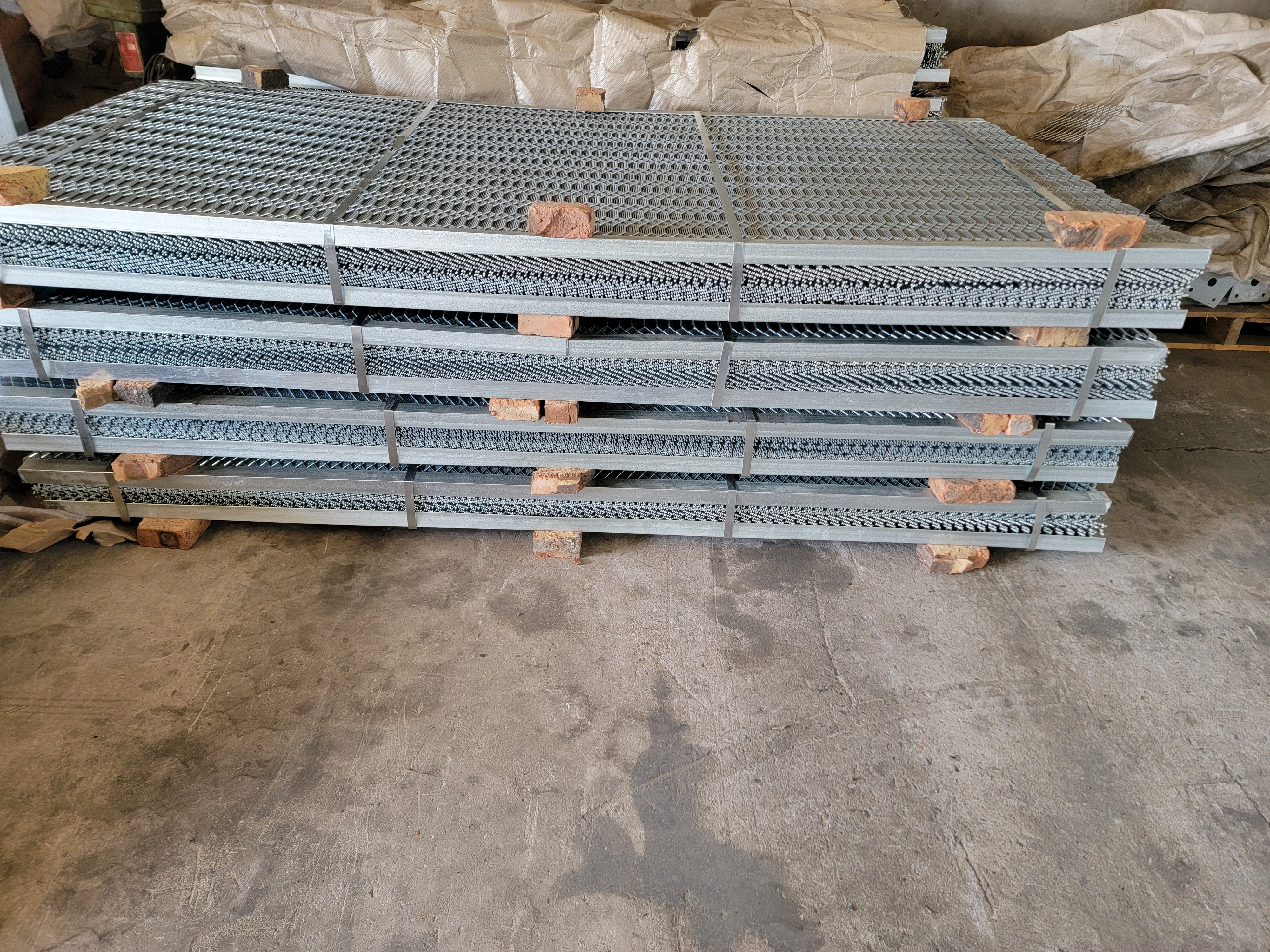 Hot Dipped Galvanised Expanded Metal Mesh , Expanded Stainless Steel Mesh Grill For Fencing / Fiji