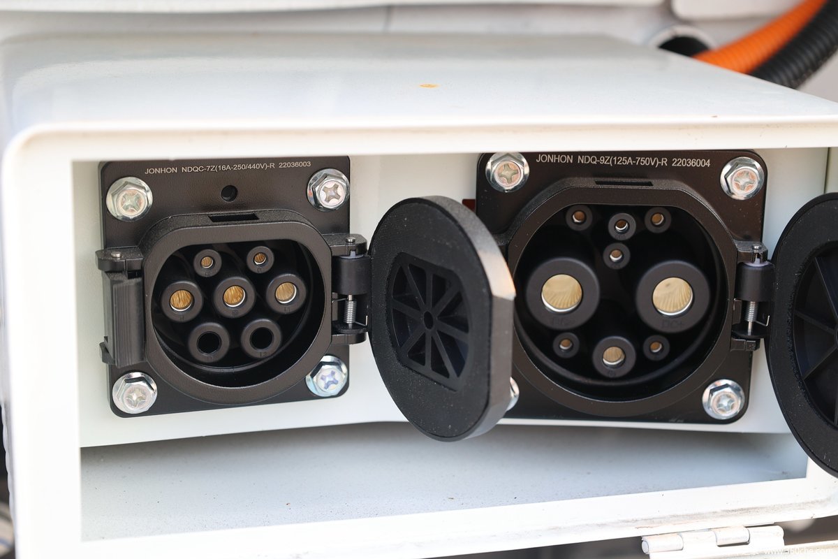 EEC Electric Cars With EEC Approval For Delivery 2023 COC l7e 4730*1670*1960mm Seats 2