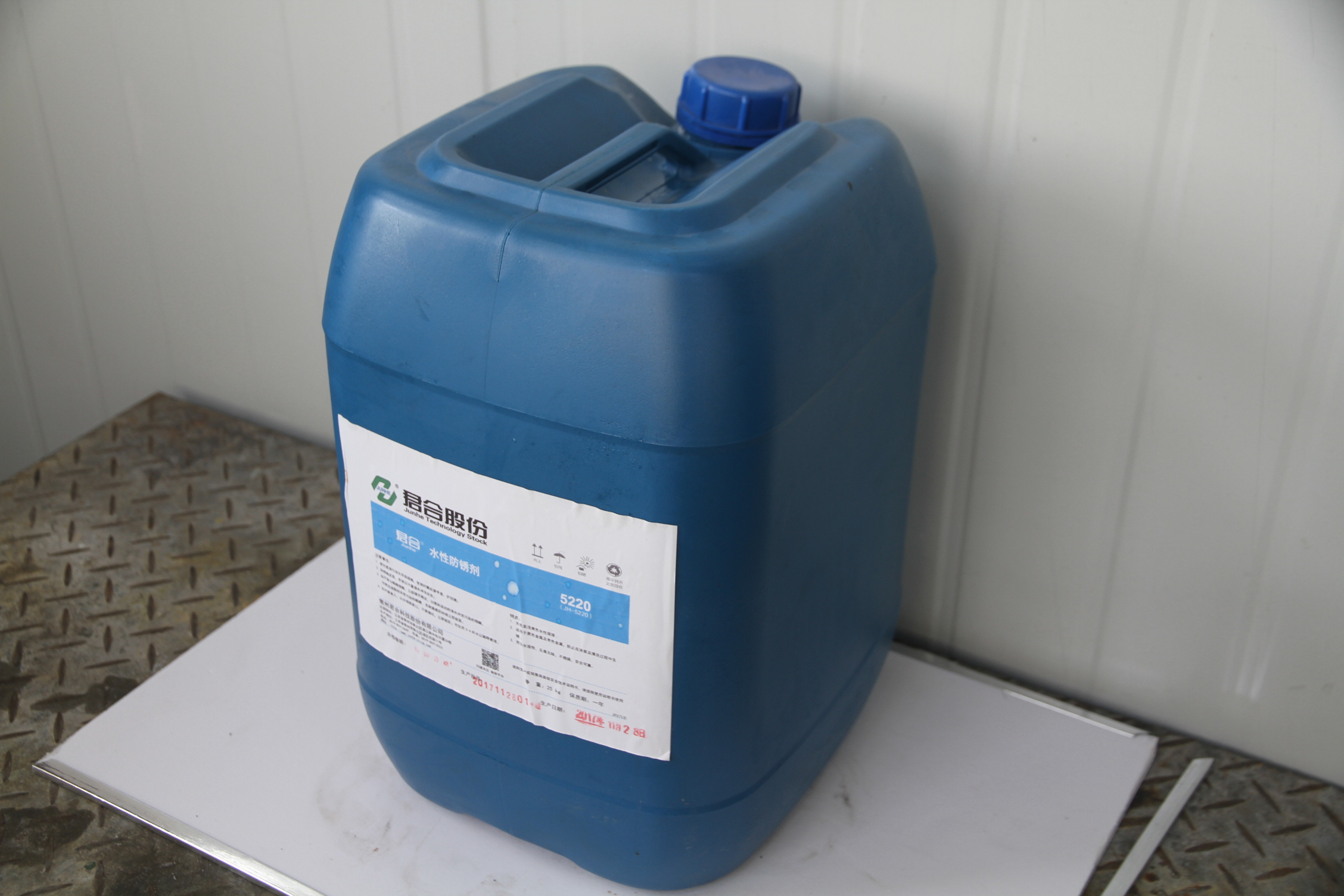 Colorless Metal Cutting Fluid Waterborne Rust Inhibitor Excellent Lubrication
