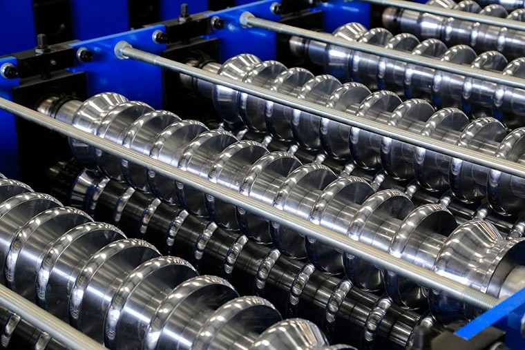 High Efficiency Corrugated Roof Roll Forming Machine With Cr12Mov Cutter