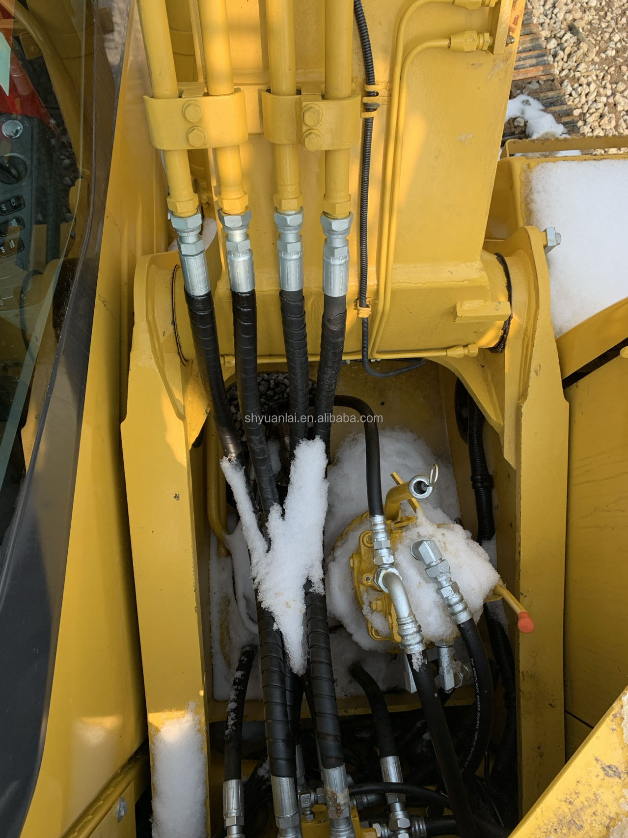 Excavating 22 tons of durable hydraulic track type PC Komatsu 220 second-hand excavator at a low price and selling well
