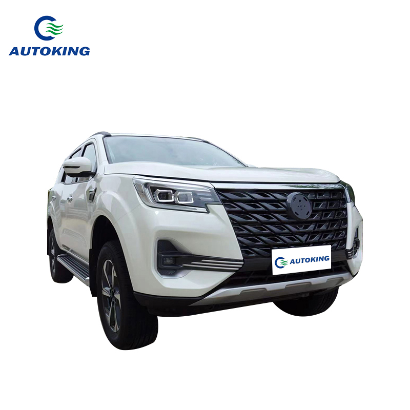 White Nissan Paladin 5 Seater Pickup Truck 2.0L-2.5L 4WD SUV