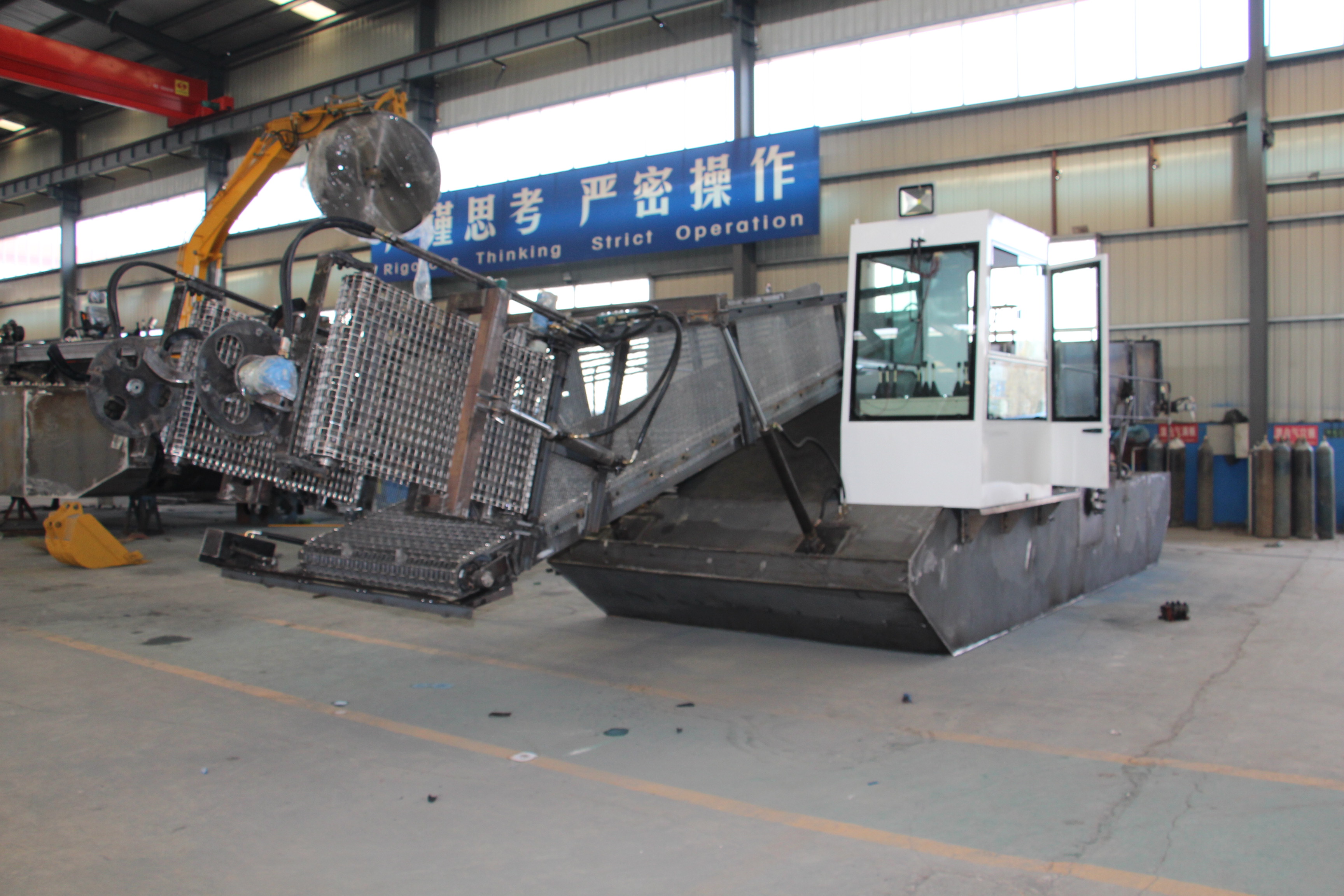 Small Carbon Steel 2000m2 Aquatic plant Harvester With Storage Cabin And Razor Knives