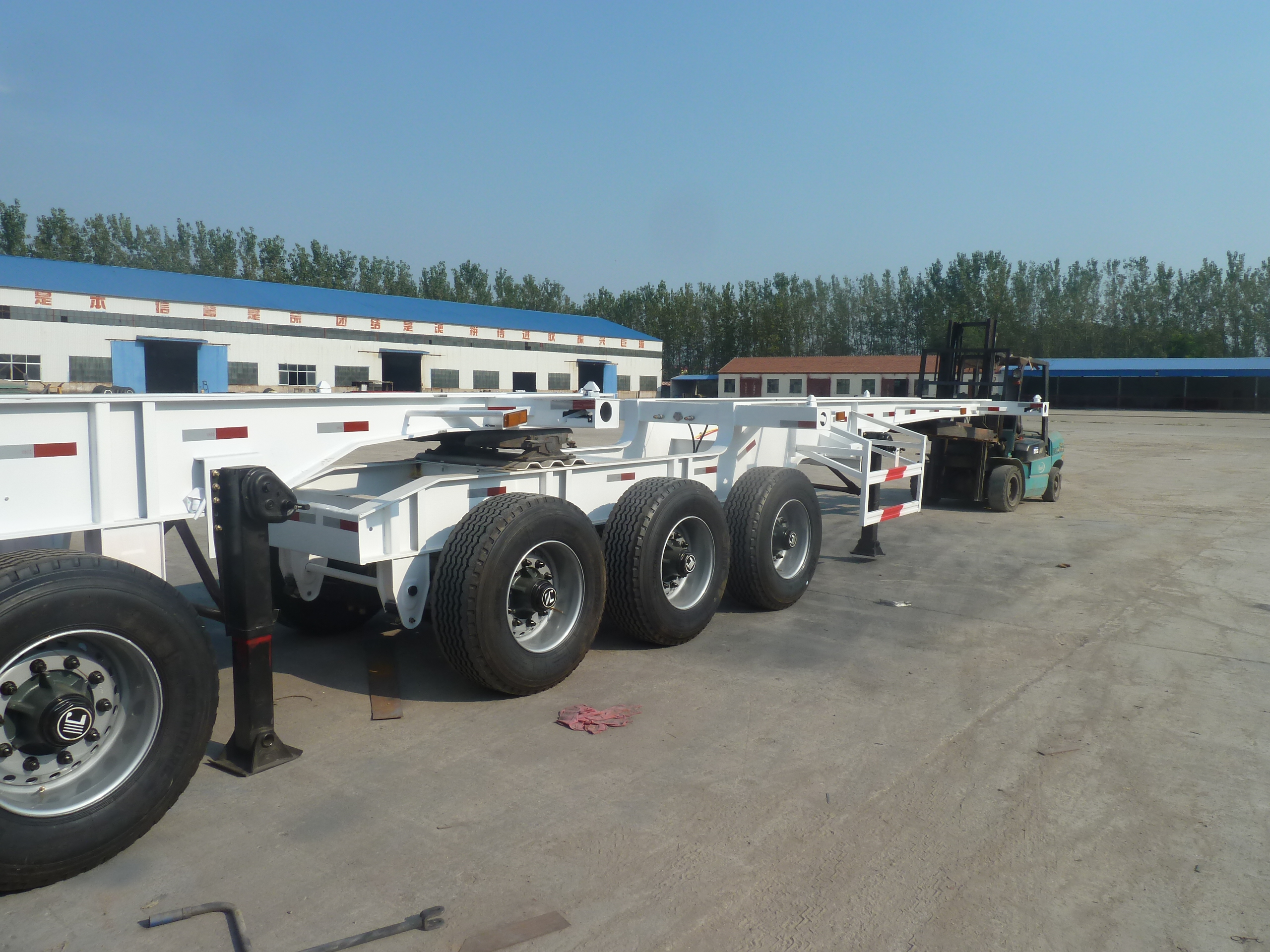 Light Tare Weight 2/3 Axles 20-40-45ft Air Suspension Container Chassis Semi-Trailer