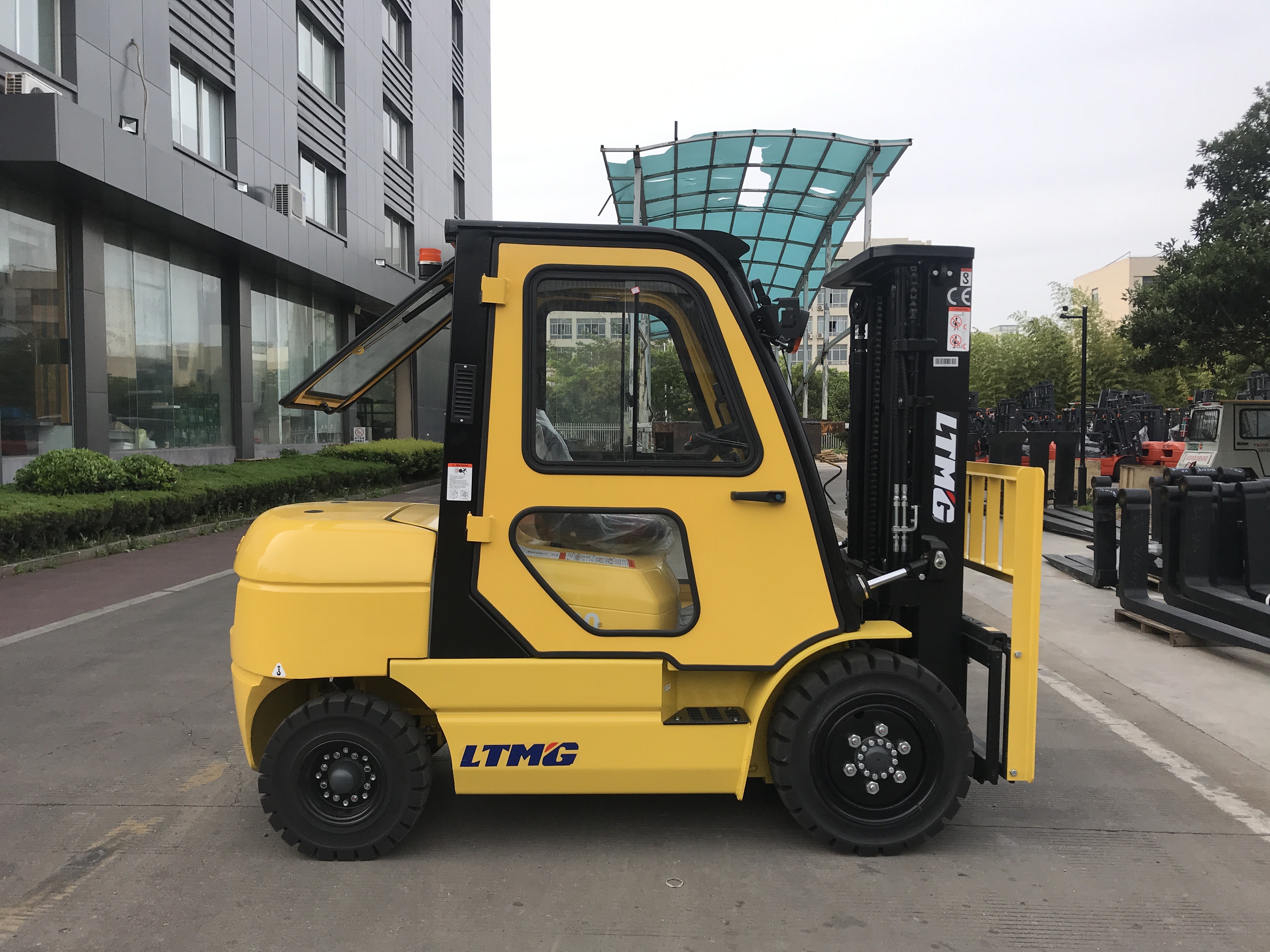 High Mast Manual Diesel Forklift Truck 5 Ton With Cabin And Air Conditioner