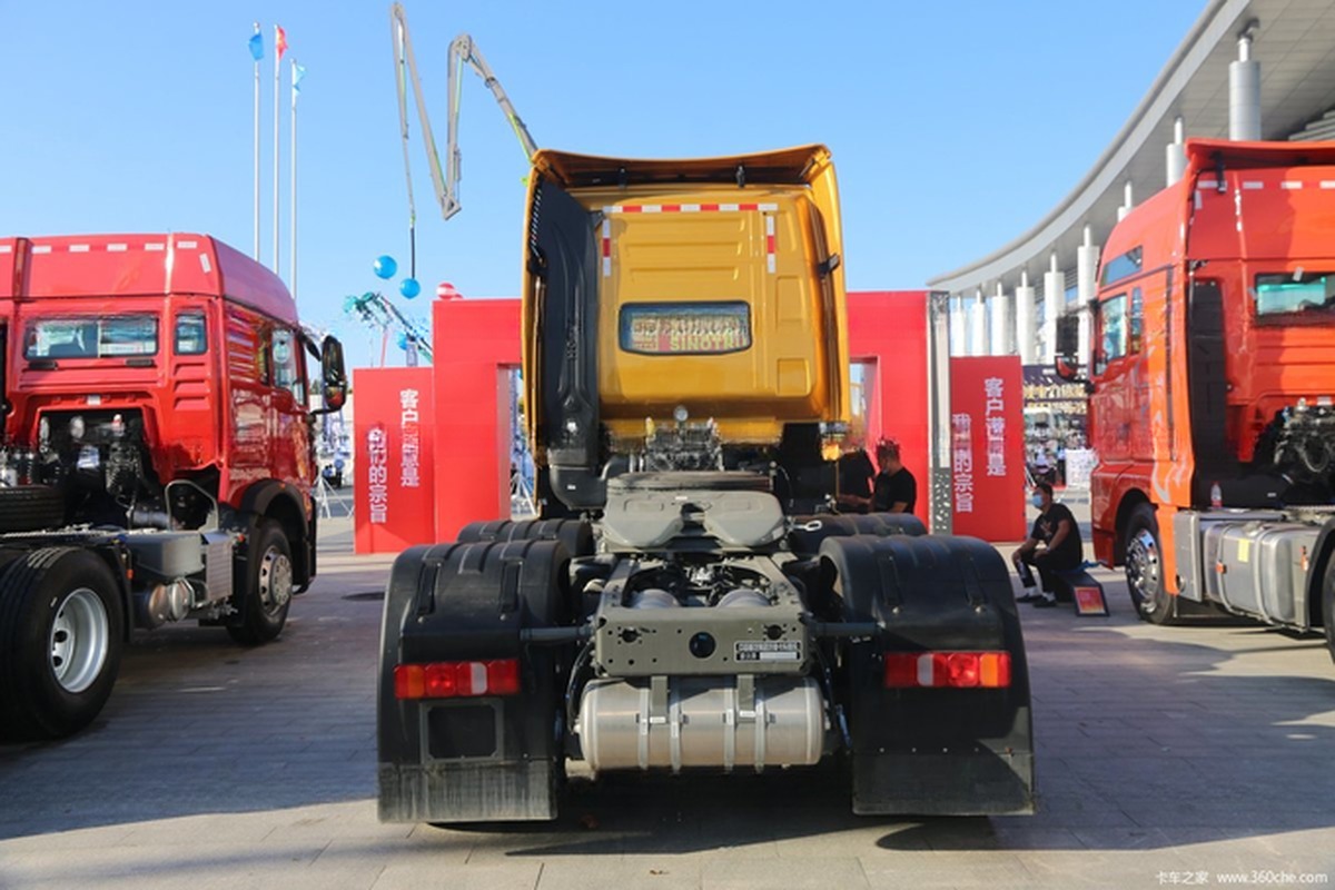 Used HOWO SINOTRUCK 6X4 Truck Head T7H 460 Tractor Truck with EURO 5 Emission