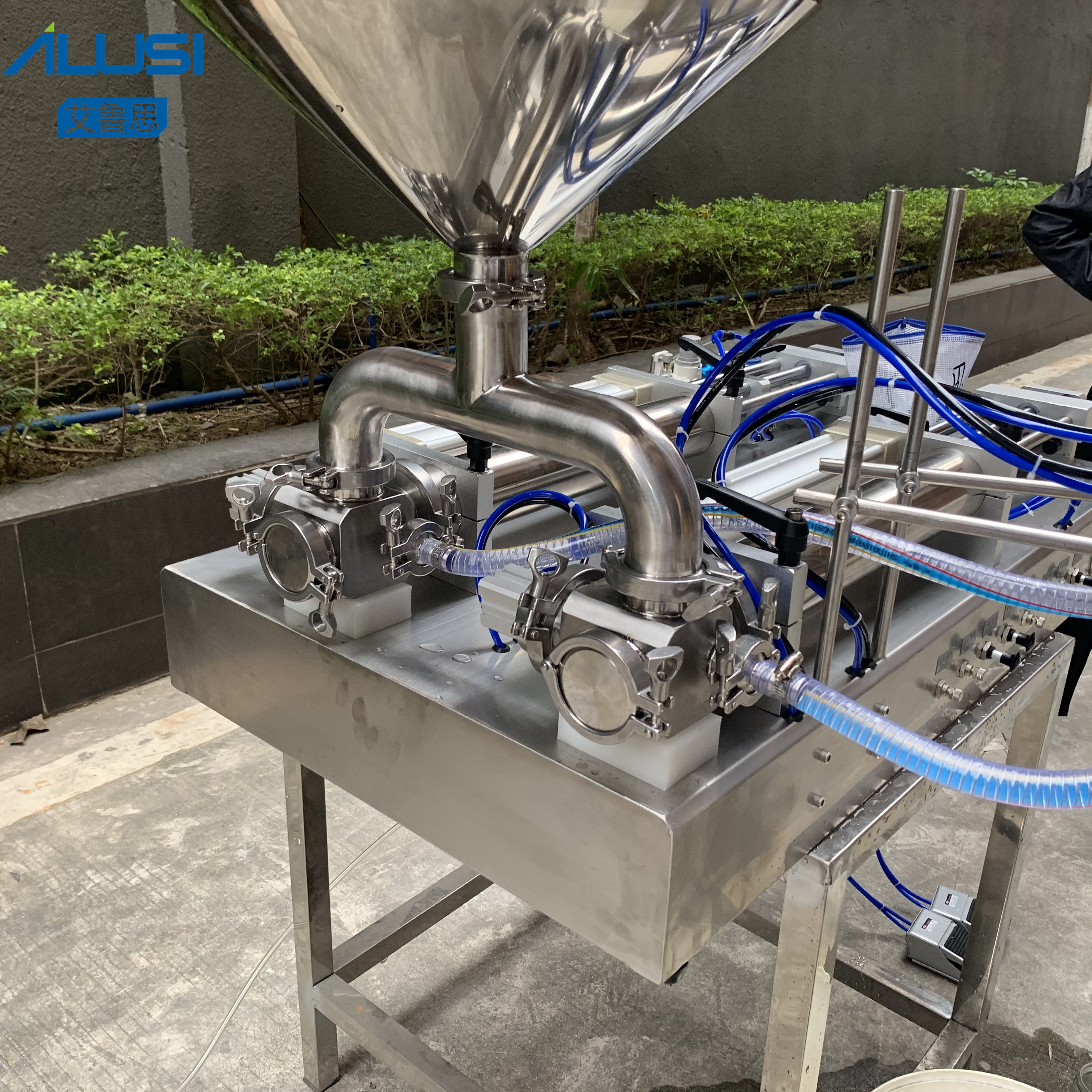 Pneumatic 2 Nozzles Liquid Filling Machine 30~250ml CE certificate