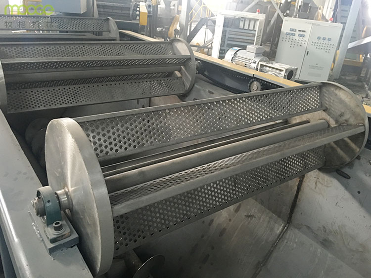 Plastic recycling sink float separating washing tank