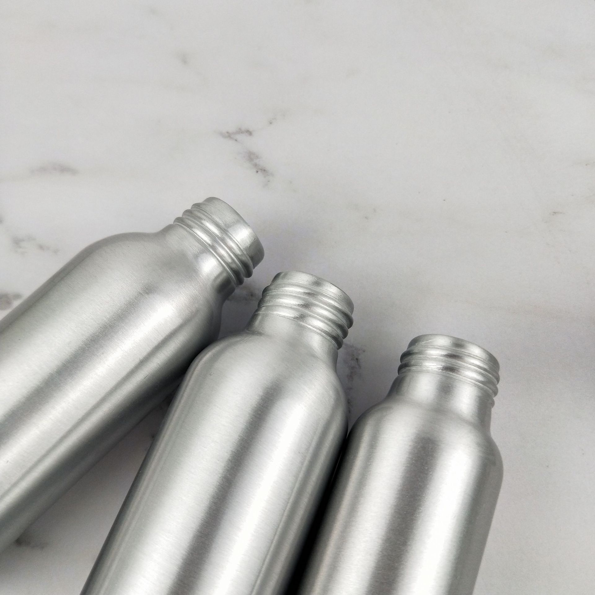 Customizable Logo and Color 300ml 500ml 16oz 32oz Empty Cosmetic Silver Perfume Aluminum Bottle for Personal Care