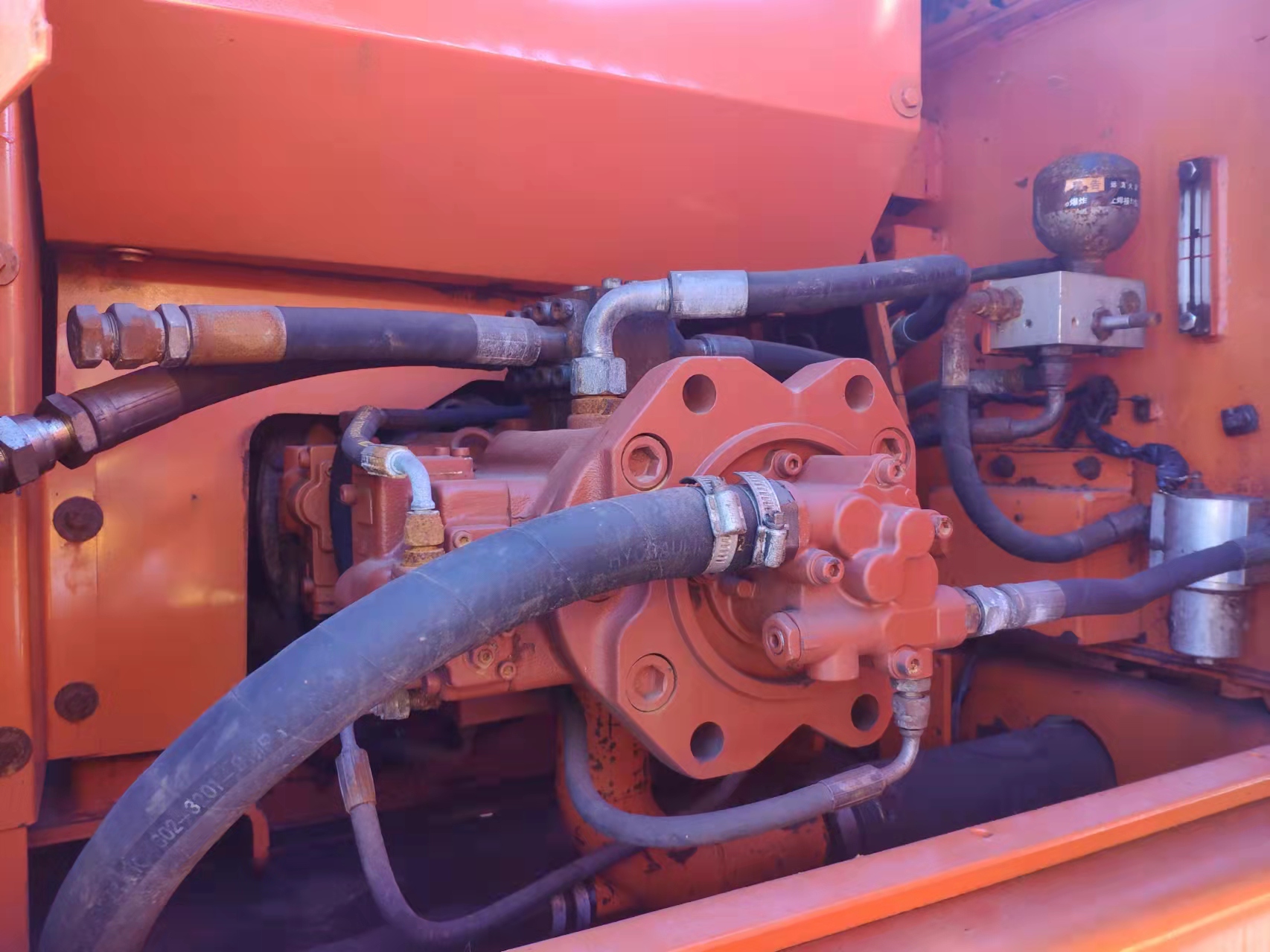 Orange Doosan Excavator 22 Tons 195 Power 1.2M Bucket Capacity
