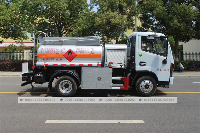 2000 Liters Light Fuel Bowser Truck Mini Fuel Tanker Trucks With Fuel Dispenser