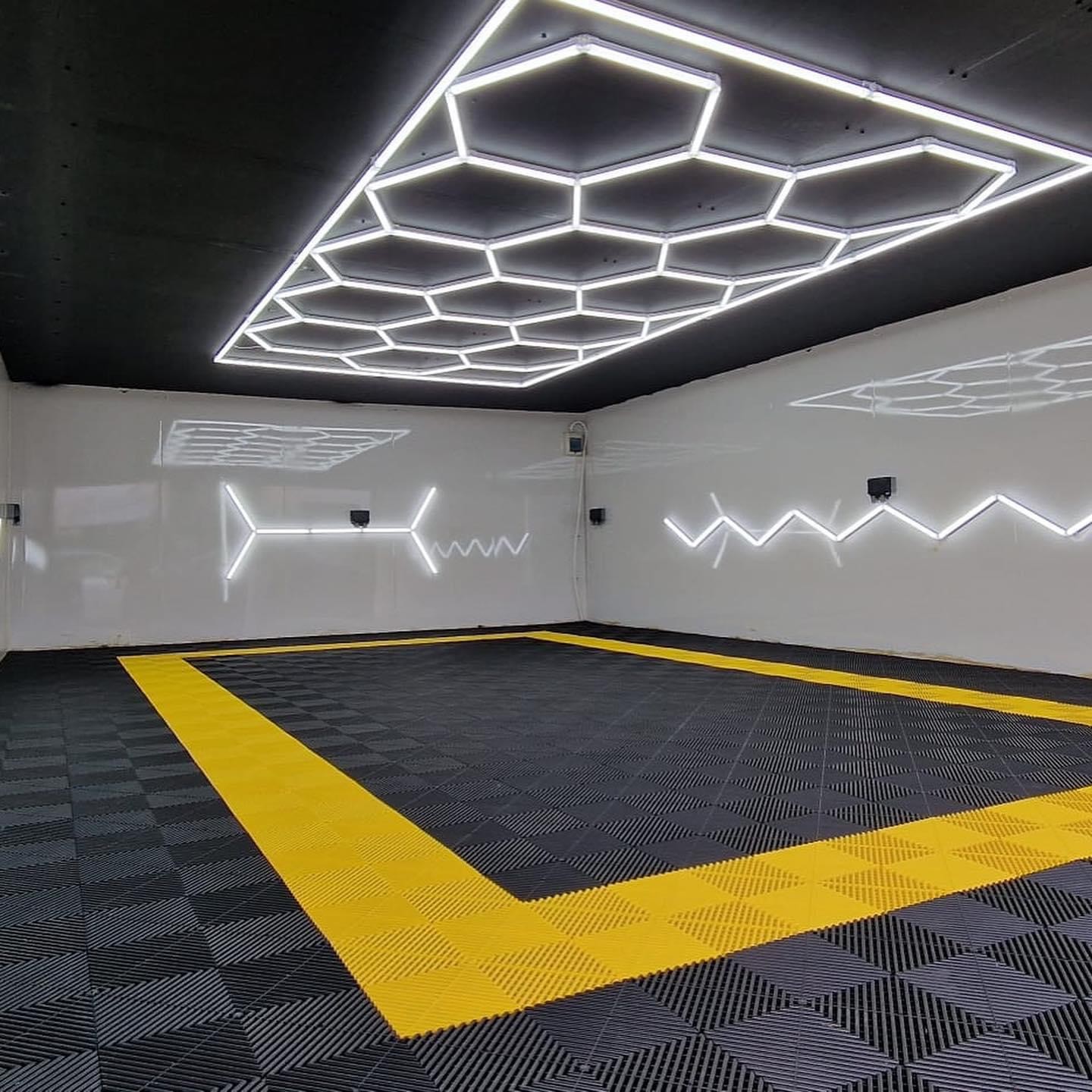 Interlockable Polypropylene Garage Floor Tiles 400*400mm Garagetrac Flooring