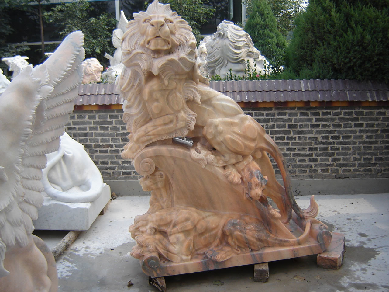 200cm Life Size Customized Lion With Wings Statue , Stone Carving Sculpture