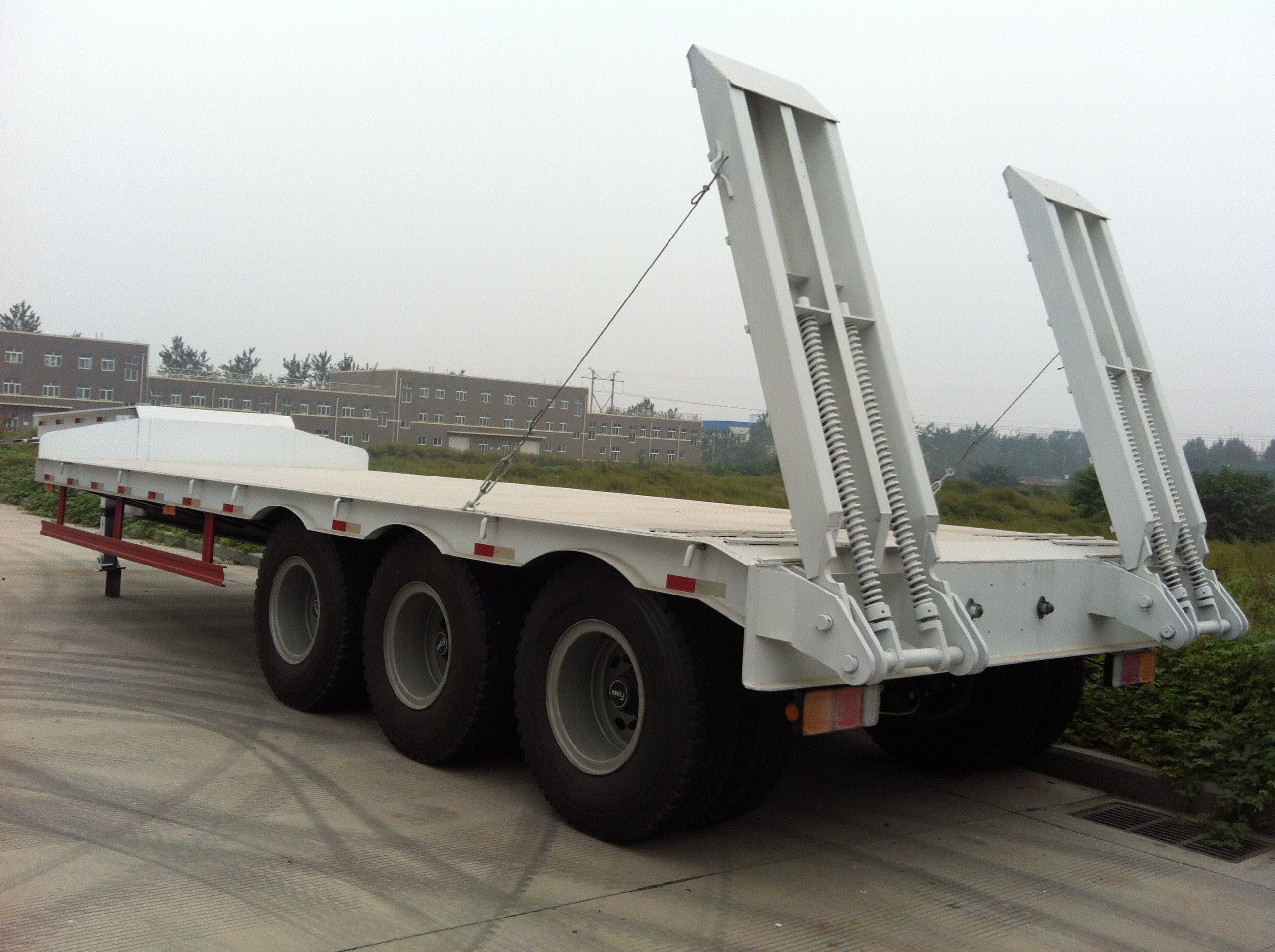 Transporting Construction MAchinery ISO CCC Low Flat Bed Trailer With 3 FUWA Axles, BPW Axles
