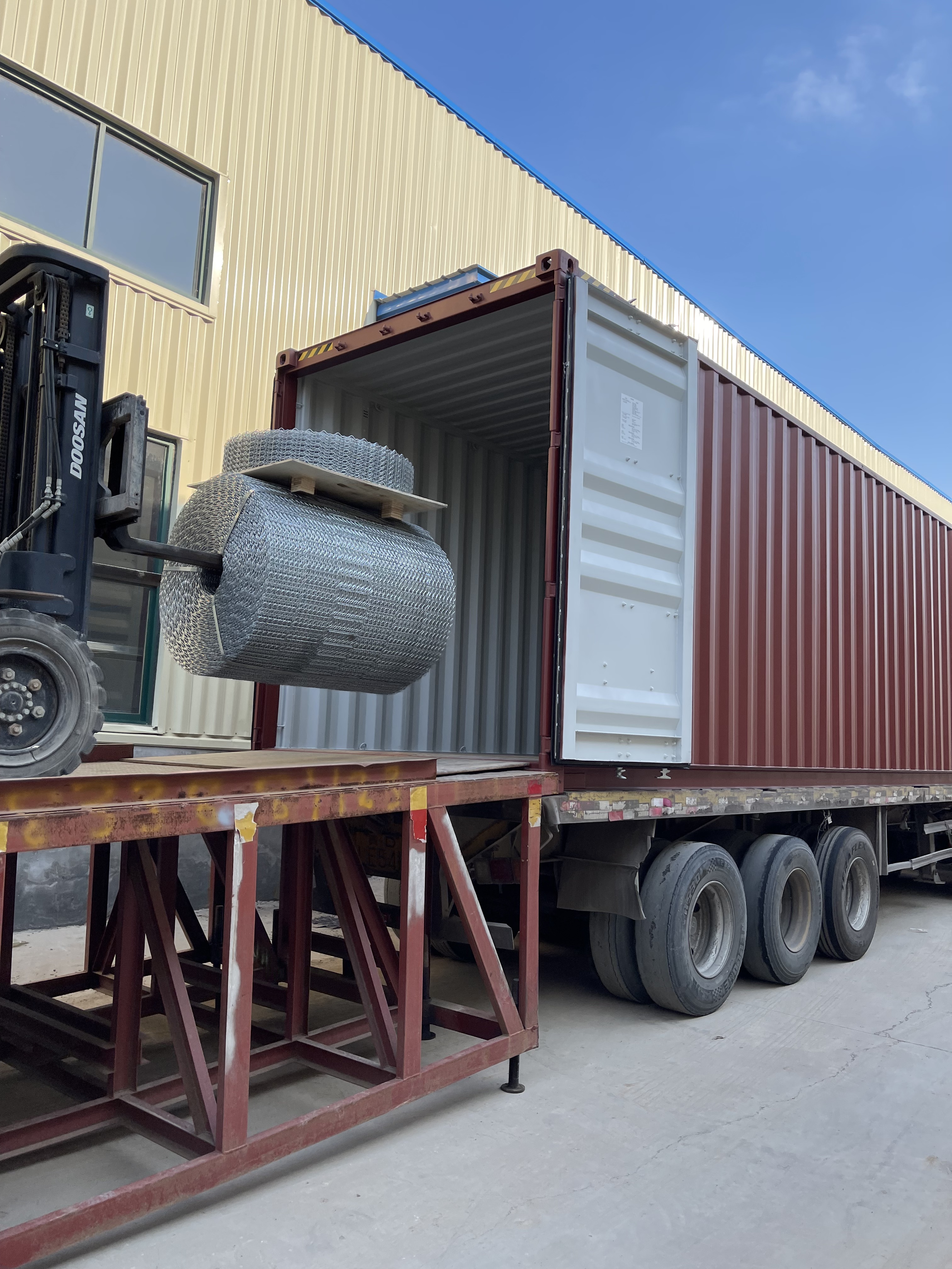 Anti Corrosion Six Lines Pipeline Galvanized Steel Mesh 140m 280m For Oil And Gas