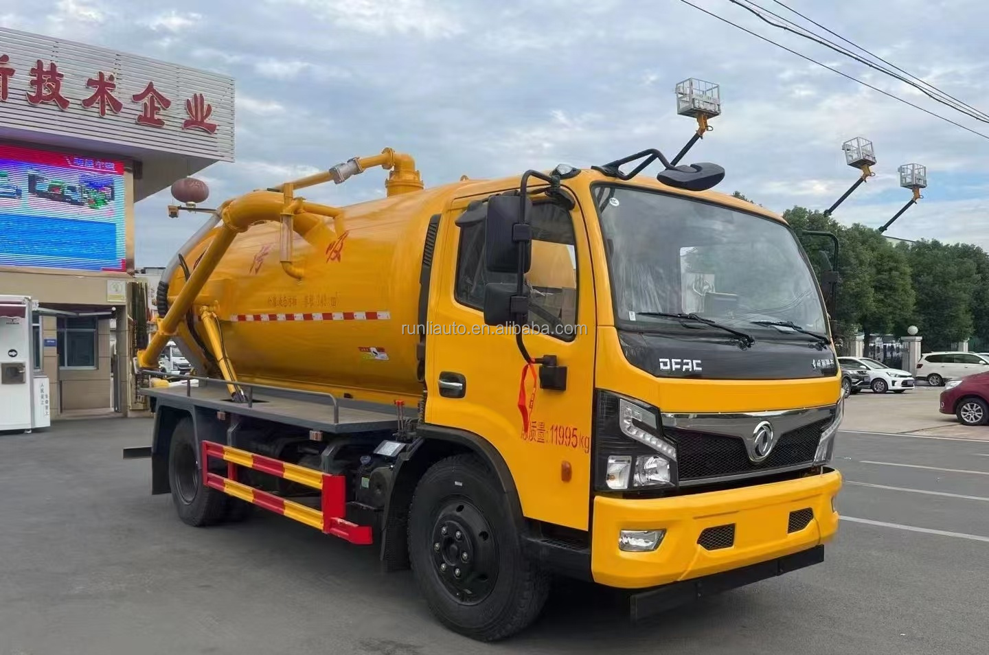 China Factory Customized DFAC DongFeng 1000L to 20000L Vacuum Suction Truck Septic Tank Truck Sewage Fecal Suction Truck
