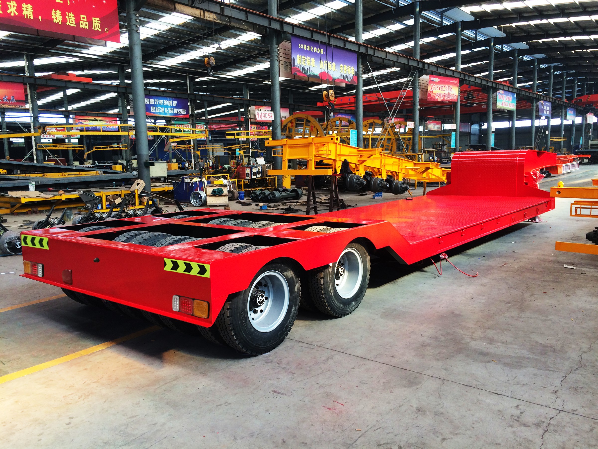 Semi-Trailer 150ton Heavy Duty 4 Line 8 Axle Low Bed Trailer with 32 Tyres and Gooseneck