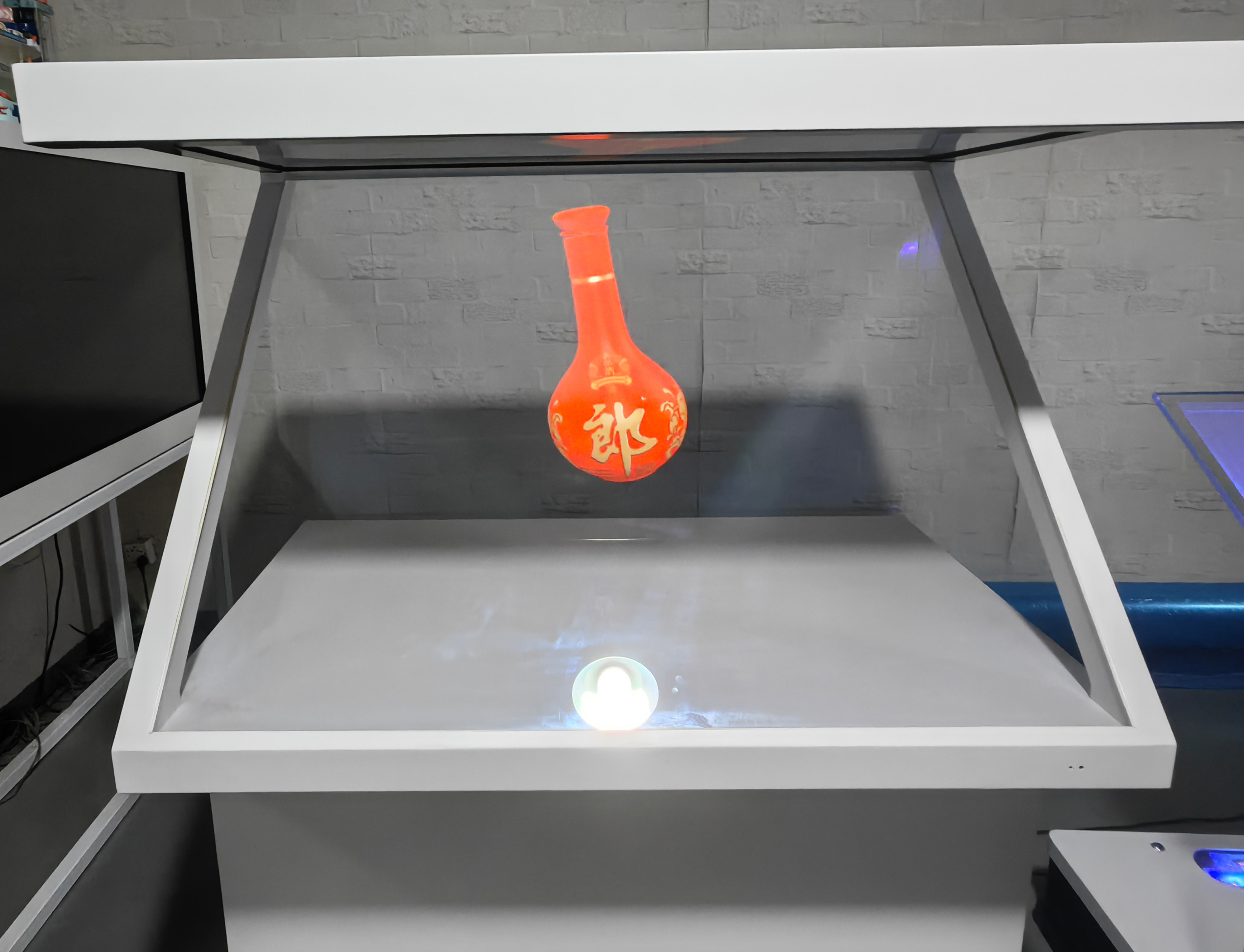 180° Viewing 3D Holographic Advertising Display Showcase 84 Inch