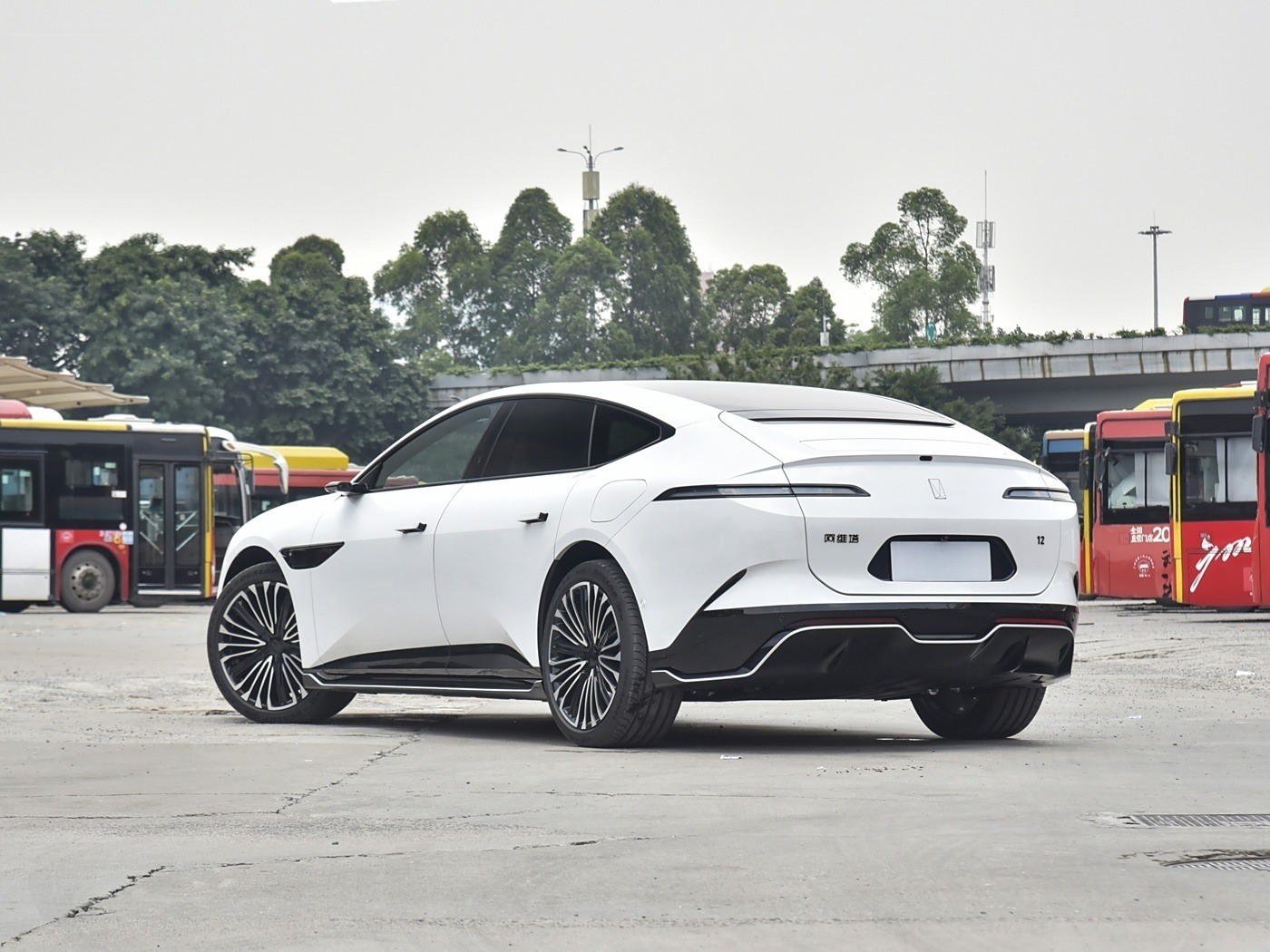 Avita 12 Fashion Design EV Aveta Car 650km Autonomous Driving Performance Edition With Three Laser Four Wheel Drive