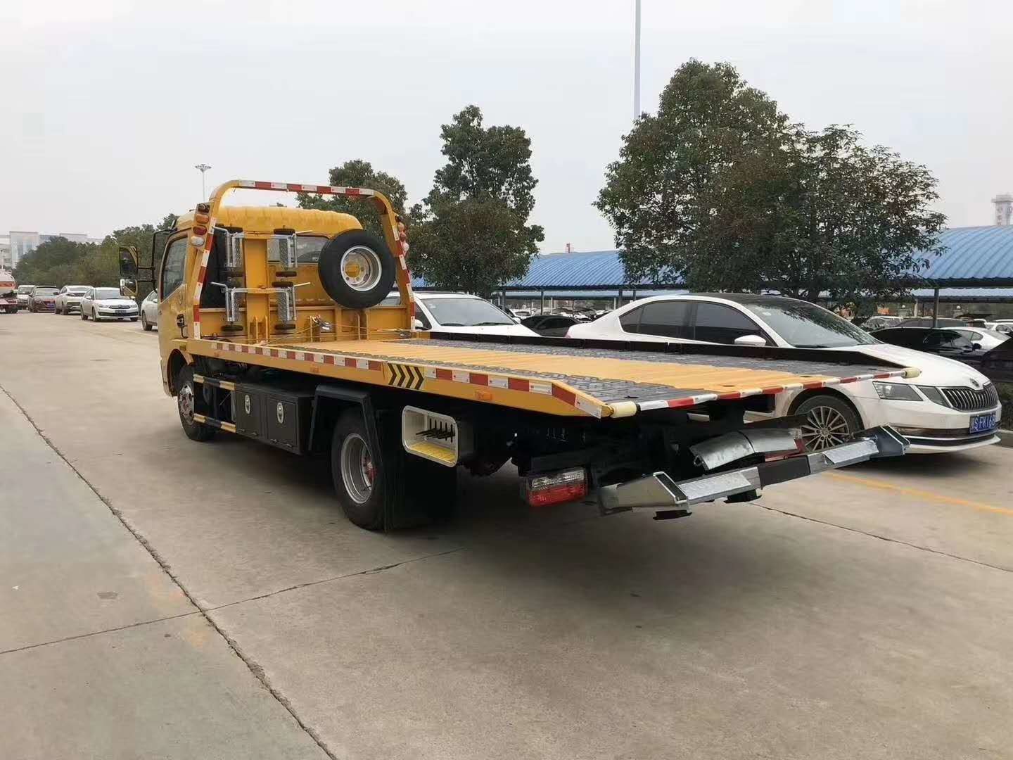Euro 3 Dongfeng 95HP 6 Wheel Road Rescue Tow Trucks 3 Tons 5 Tons 6 Tons