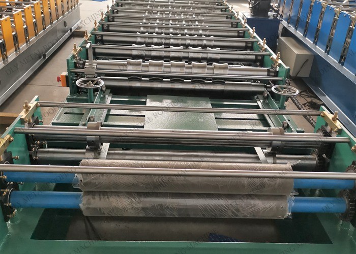 1250mm Ppgi Glazed Tile Forming Machine With Hydraulic Cutting