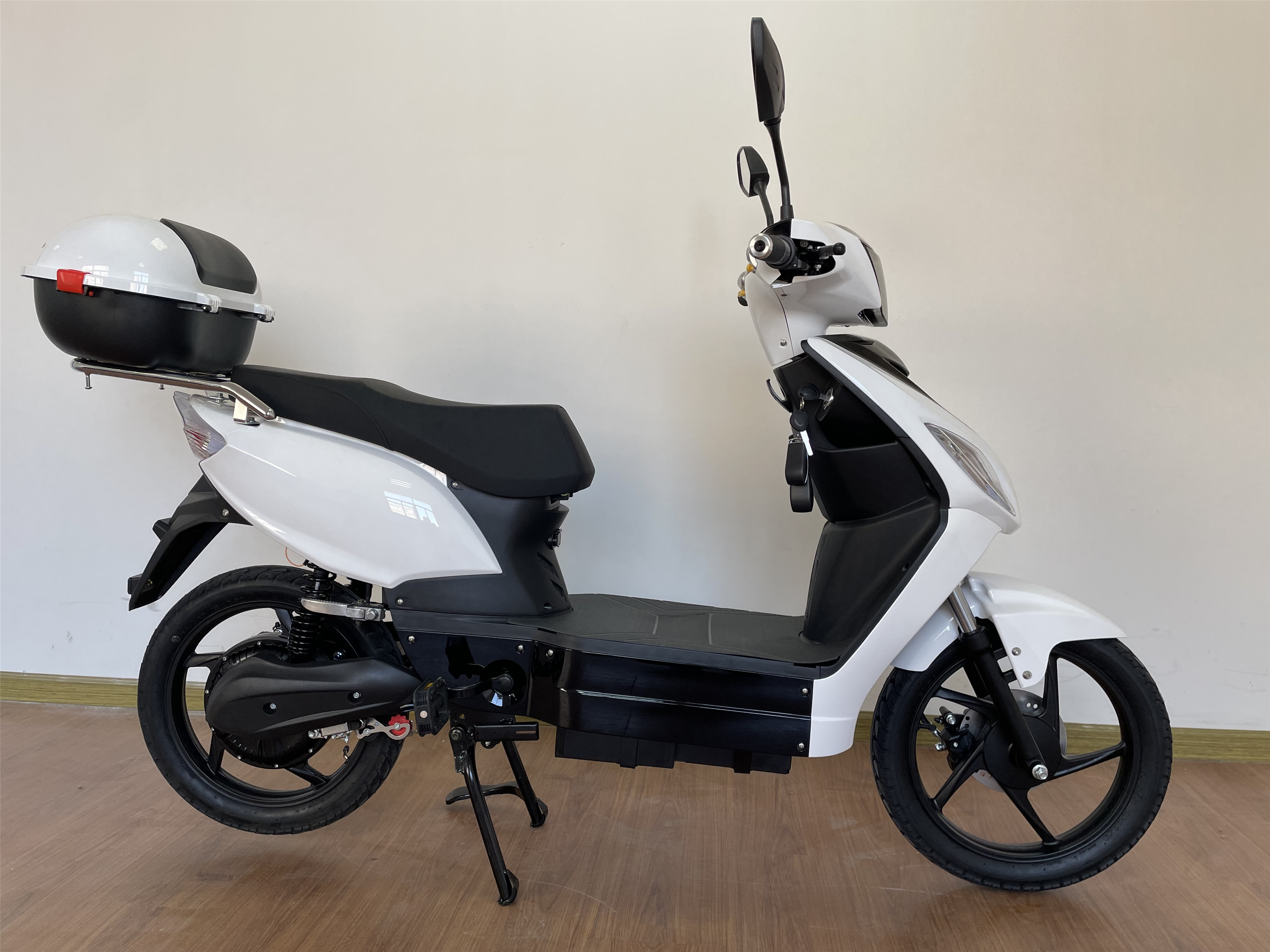 Switzerland Hot Selling 48V 500W Electric Pedal Mopeds Big Wheel 18 Inch Pedal Assist Electric Scooter With Lithium Battery