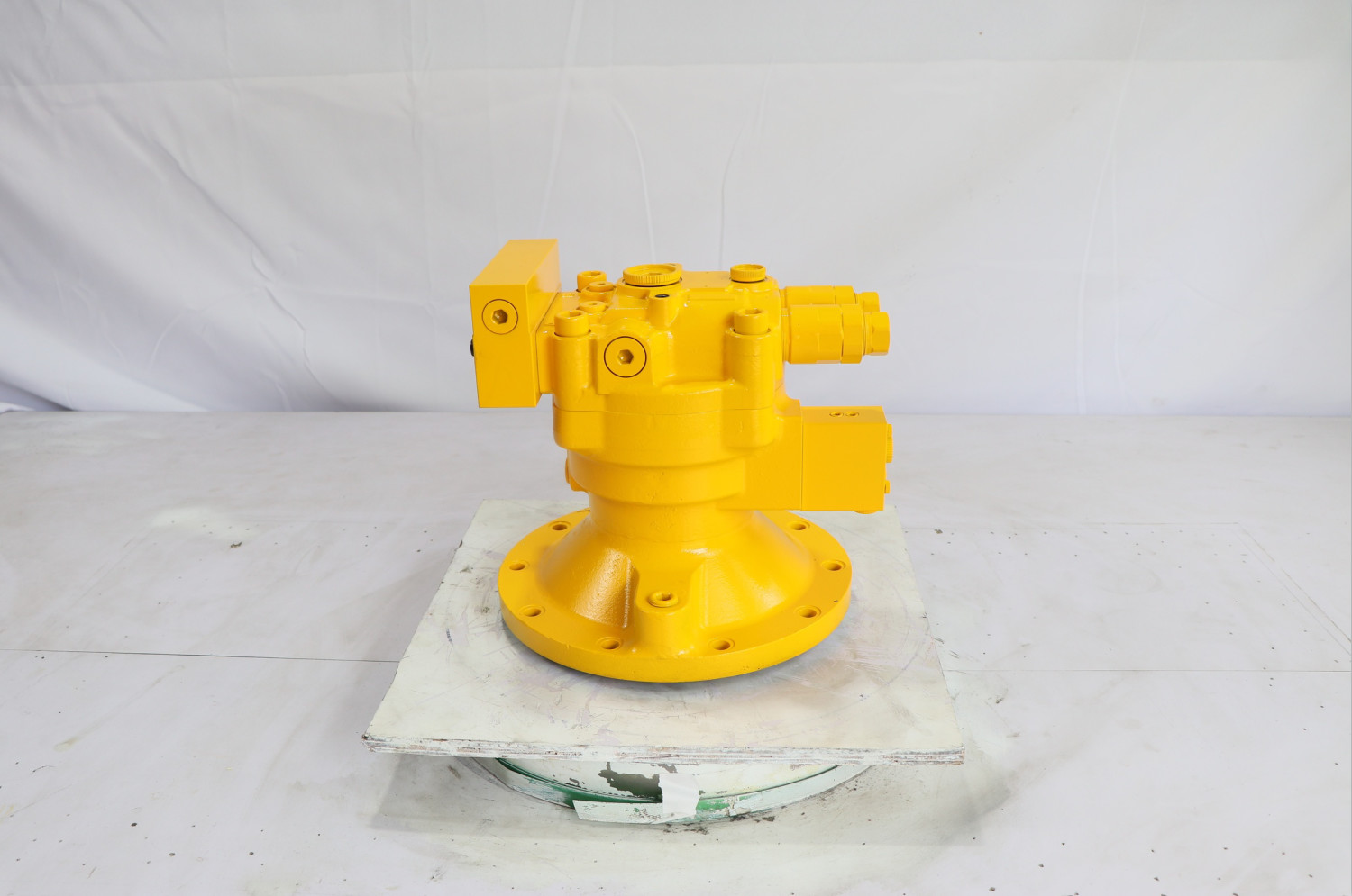 Repair Shop Excavator Swing Device , Hydraulic Slew Motor M2X63-16T DH150-R130
