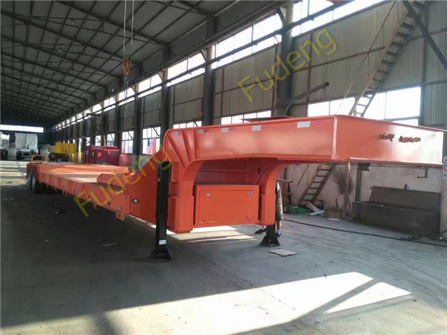 Heavy Duty 70T Three Axle Low Bed Semi Trailer With Spring Ramp