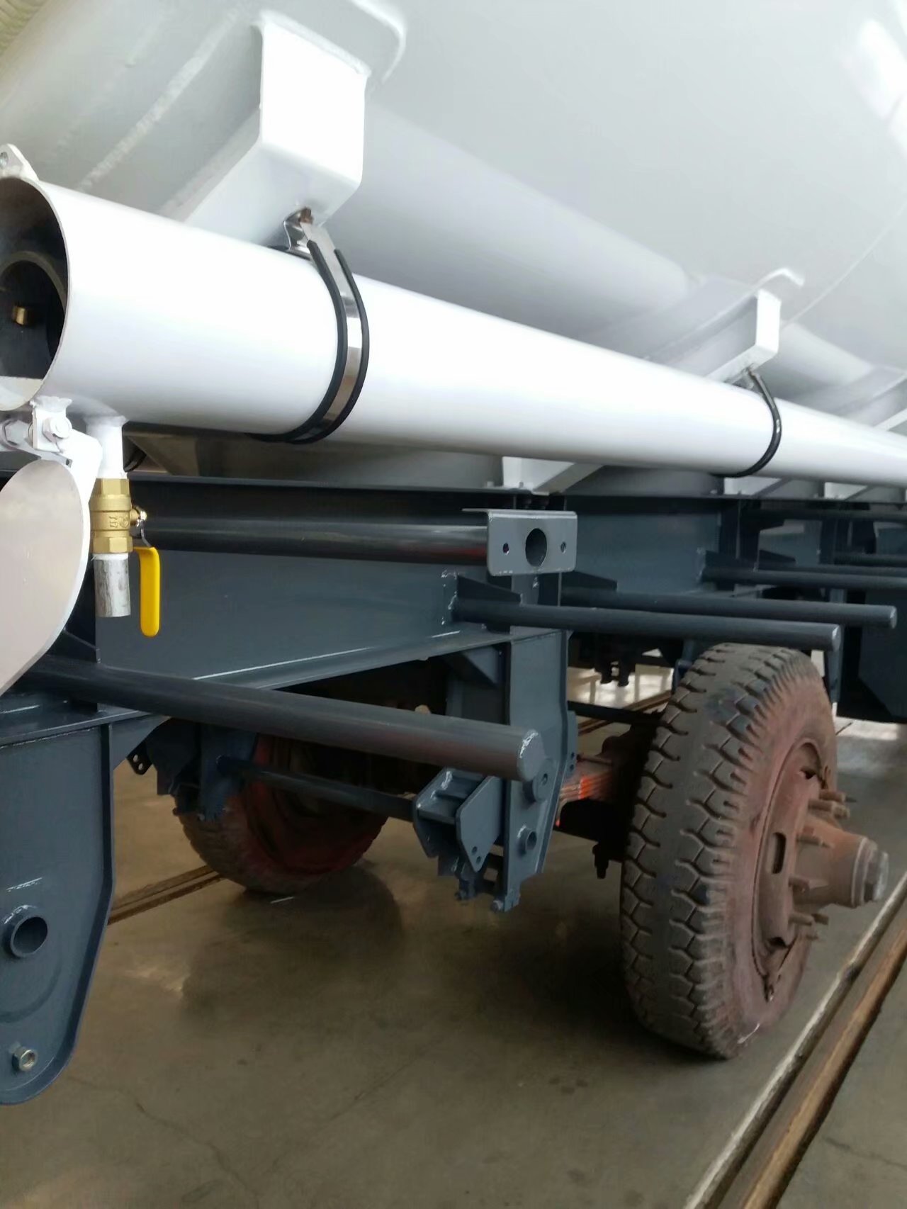 Q345 Material Oil Fuel Tank Trailer 40000L - 60000L Capacity Cimc Sinotruk