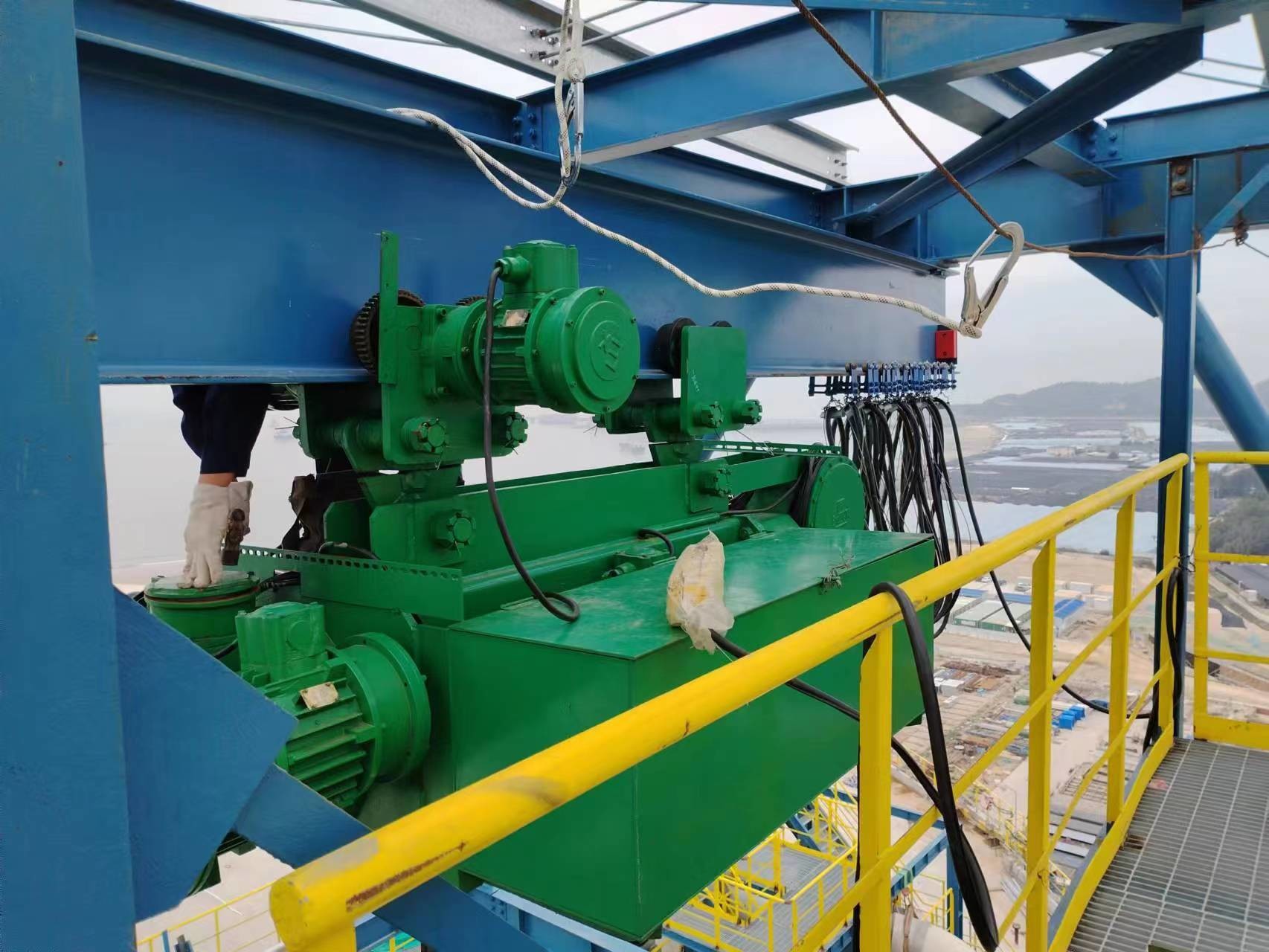 Tank top maintenance lifting machinery equipment LNG curved rail electric hoist LNG monorail winch curved rail crane