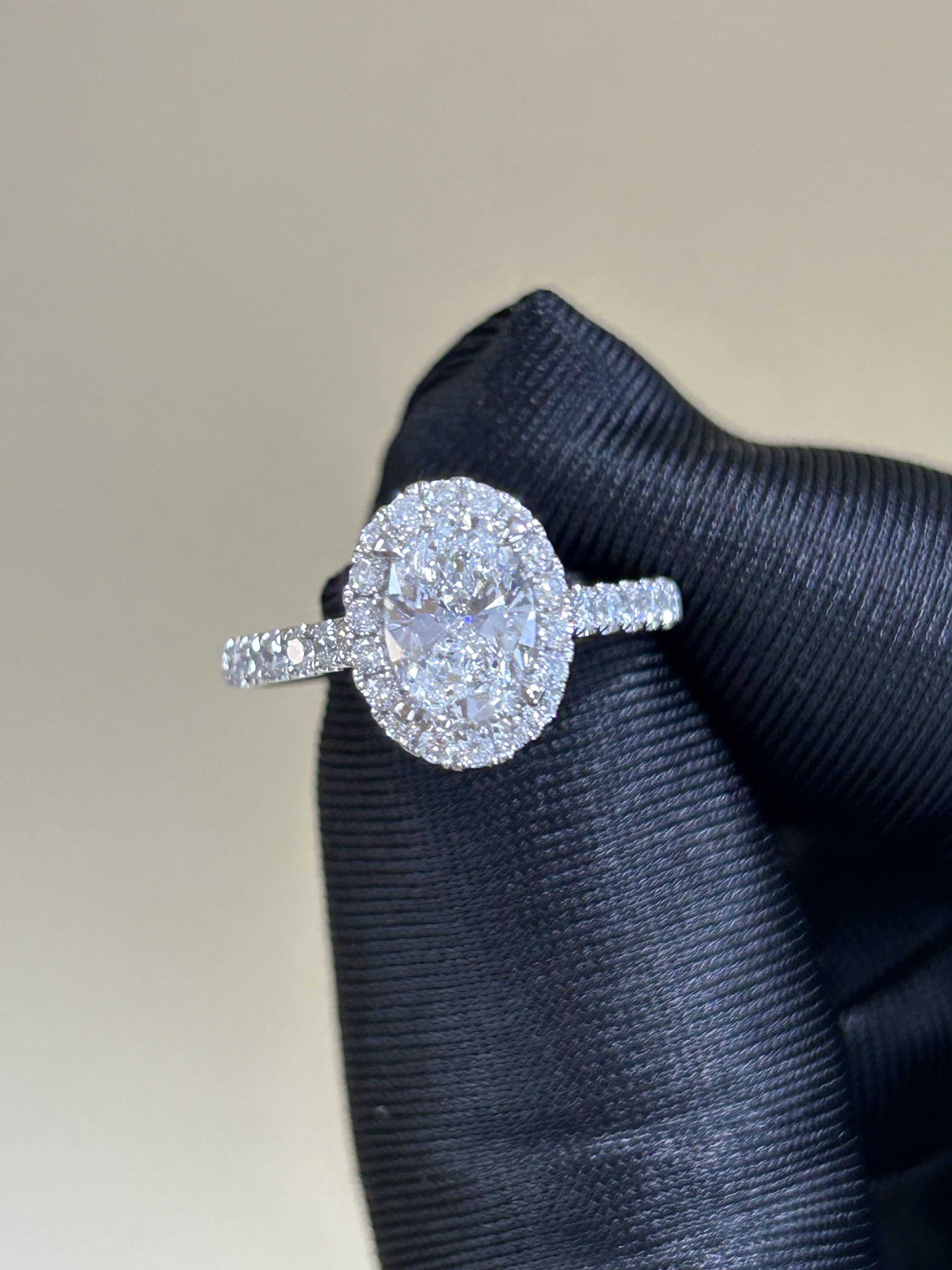 Oval Shape Lab Grown Diamond Ring PT950 White Diamond Ring With Halo Customization