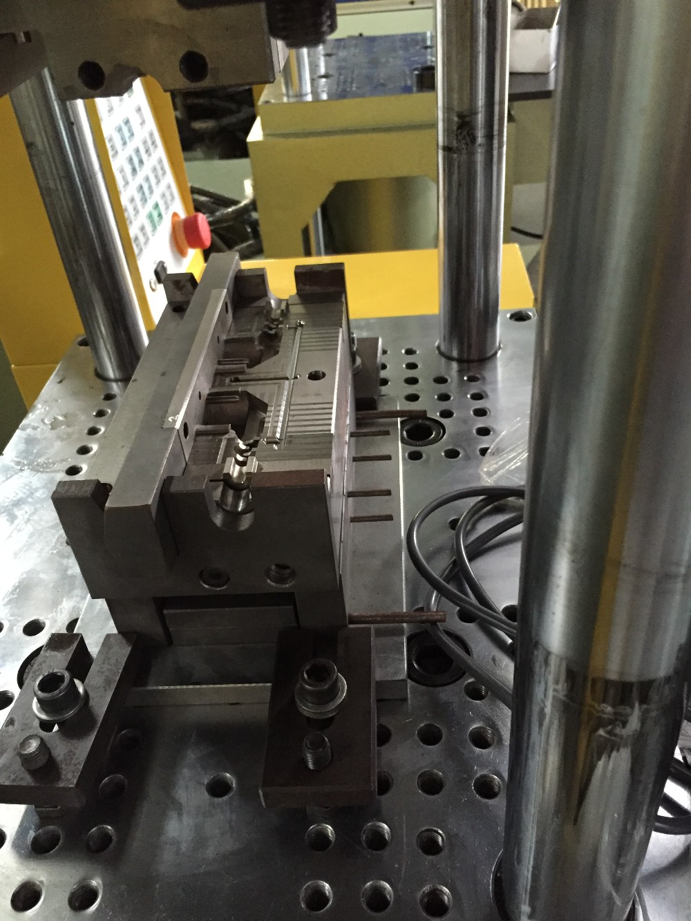 45T Plastic Vertical Injection Moulding Machine 110 Cm3 Theoretical Shot Volume For PVC Protector