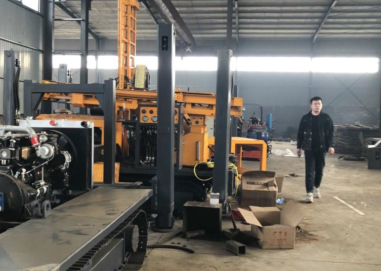 St 450 Deep Underground Water Borehole Crawler Drilling Rig For Farming Or Construction